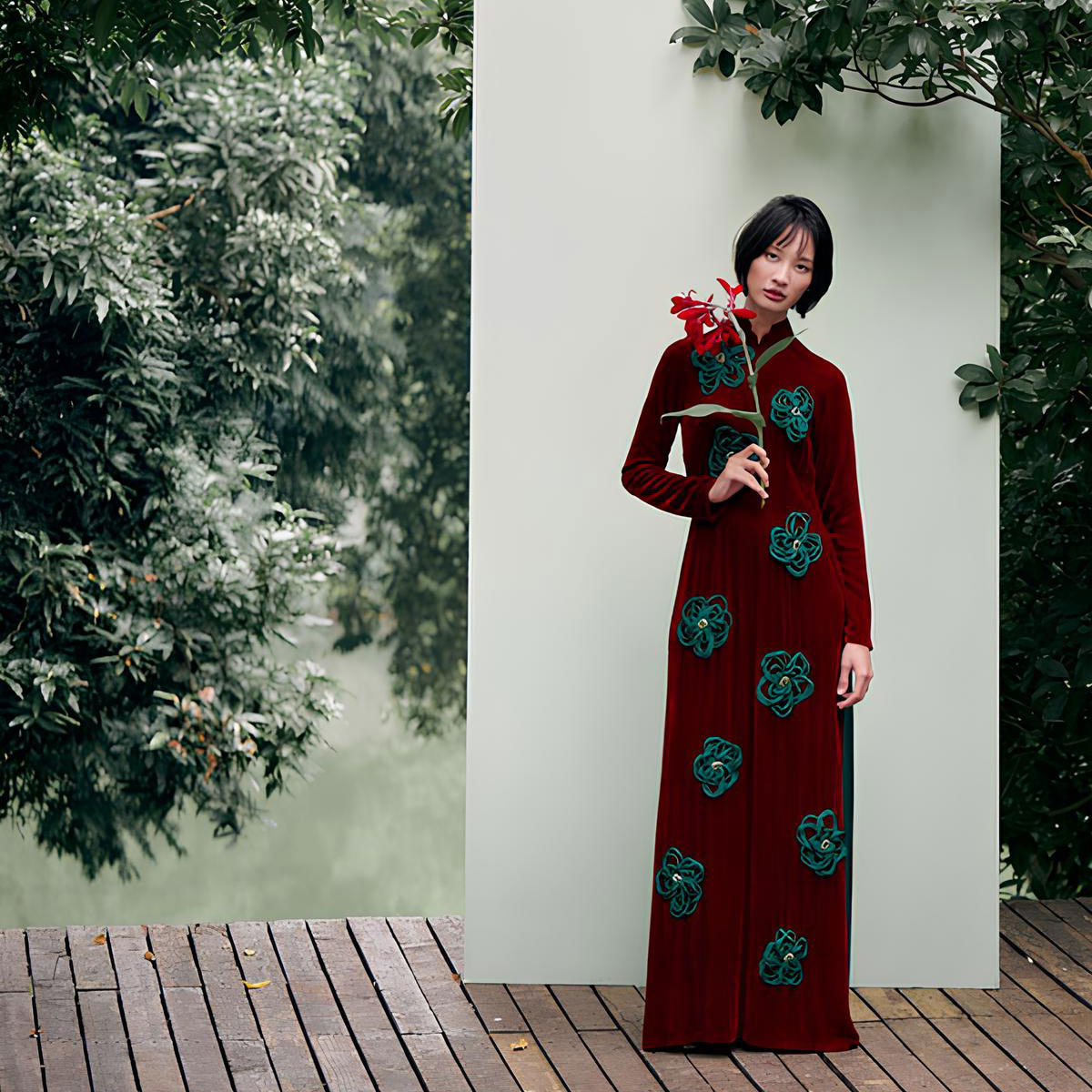 Sametové Ao Dai je oblíbené u znalců během tradičního svátku Tet - Foto 1. Áo dài nhung được lòng tín đồ sành mặc dịp tết cổ truyền- Ảnh 1.