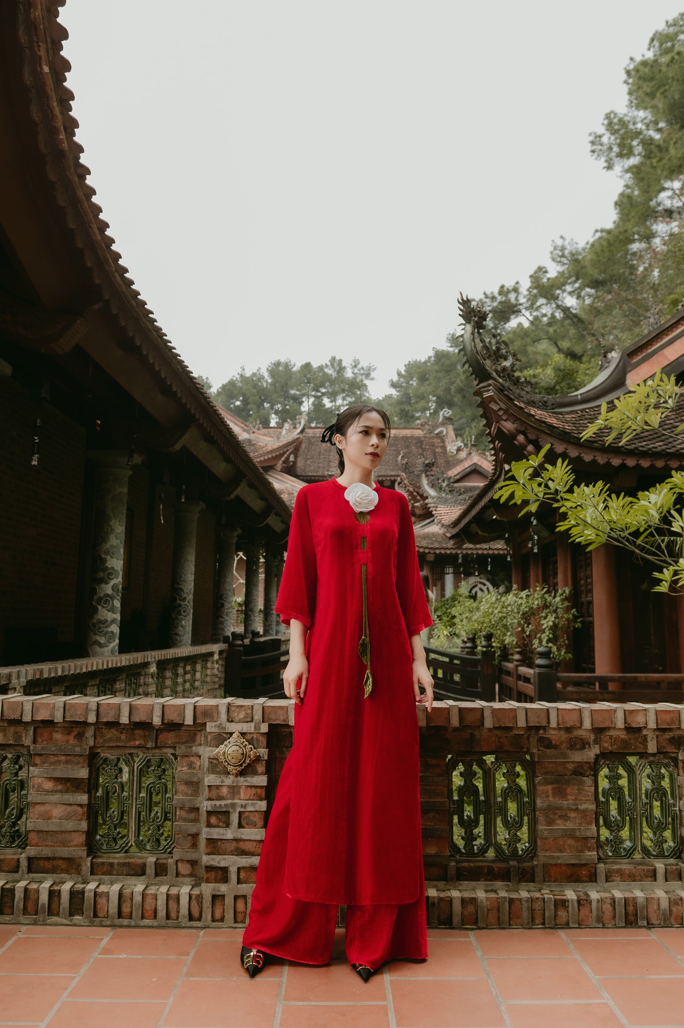 Sametové Ao Dai je oblíbené u znalců během tradičního svátku Tet - Foto 8. Áo dài nhung được lòng tín đồ sành mặc dịp tết cổ truyền- Ảnh 8.