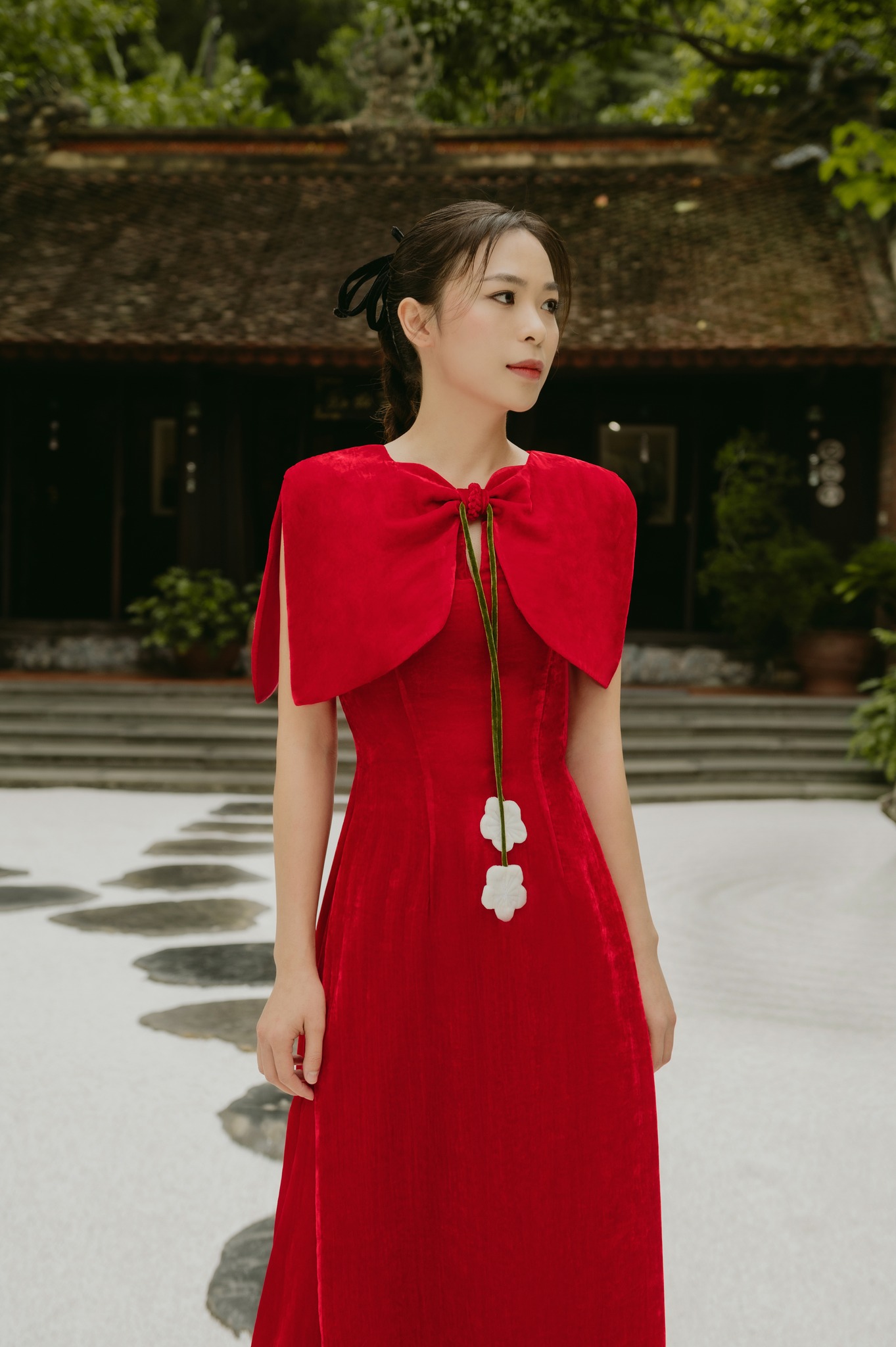 Sametové Ao Dai je oblíbené u znalců během tradičního svátku Tet - Foto 7. Áo dài nhung được lòng tín đồ sành mặc dịp tết cổ truyền- Ảnh 7.