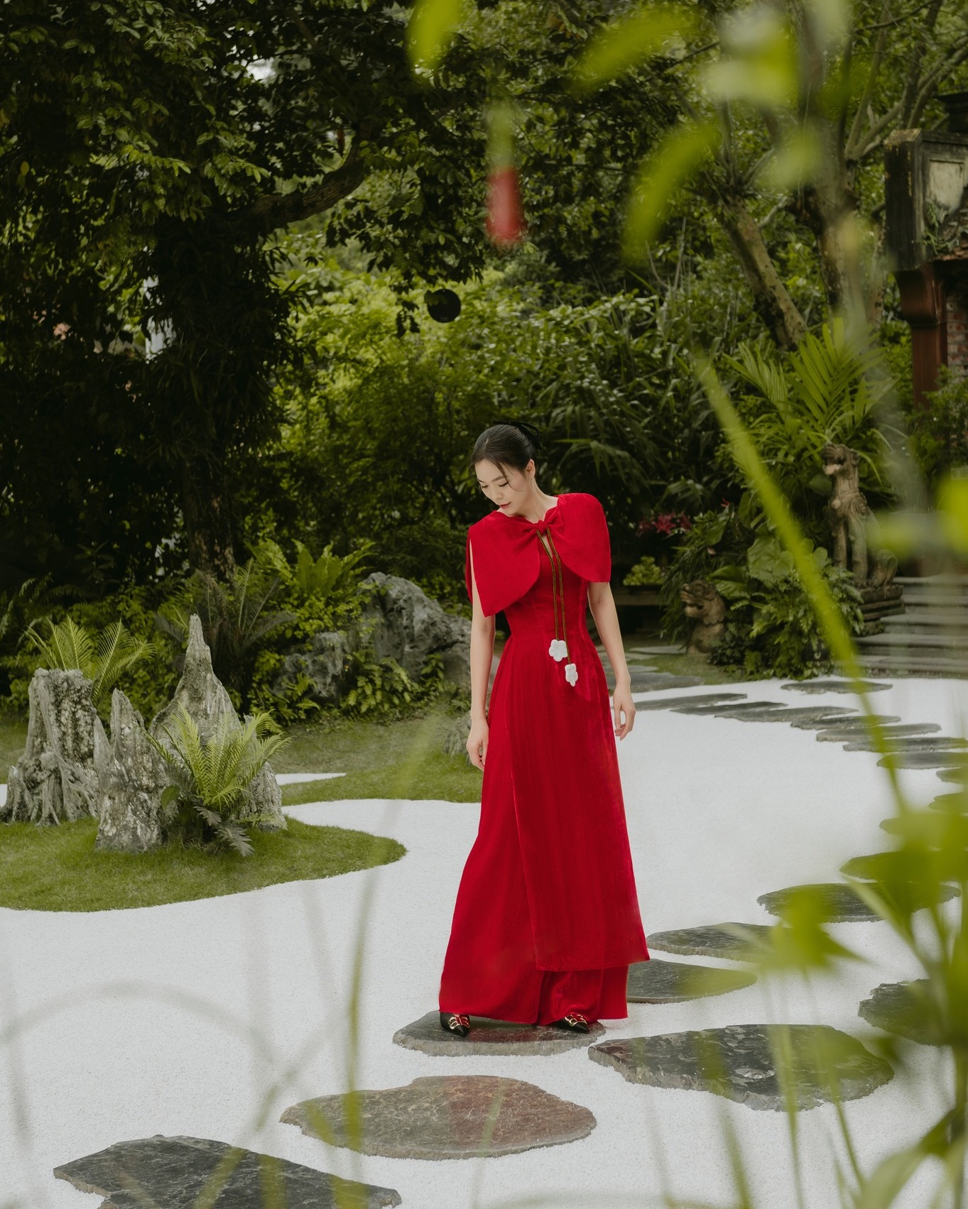 Sametové Ao Dai je oblíbené u znalců během tradičního svátku Tet - Foto 9. Áo dài nhung được lòng tín đồ sành mặc dịp tết cổ truyền- Ảnh 9.