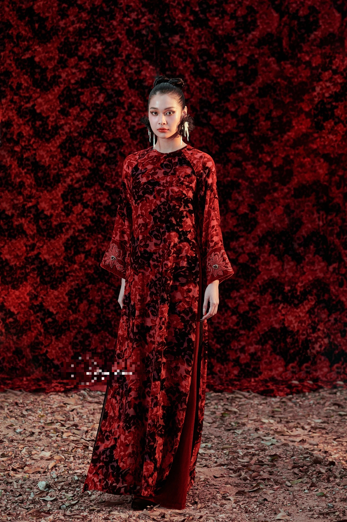 Sametové Ao Dai je oblíbené u znalců během tradičního svátku Tet - Foto 2. Áo dài nhung được lòng tín đồ sành mặc dịp tết cổ truyền- Ảnh 2.