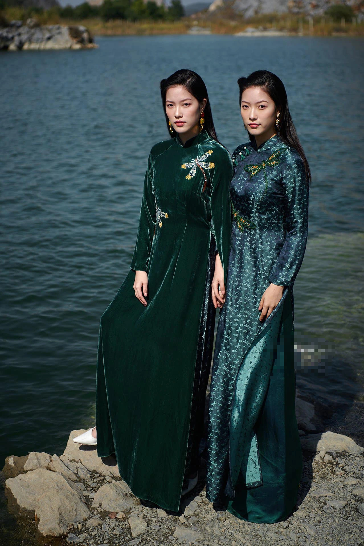 Sametové Ao Dai je oblíbené u znalců během tradičního svátku Tet - Foto 3. Áo dài nhung được lòng tín đồ sành mặc dịp tết cổ truyền- Ảnh 3.