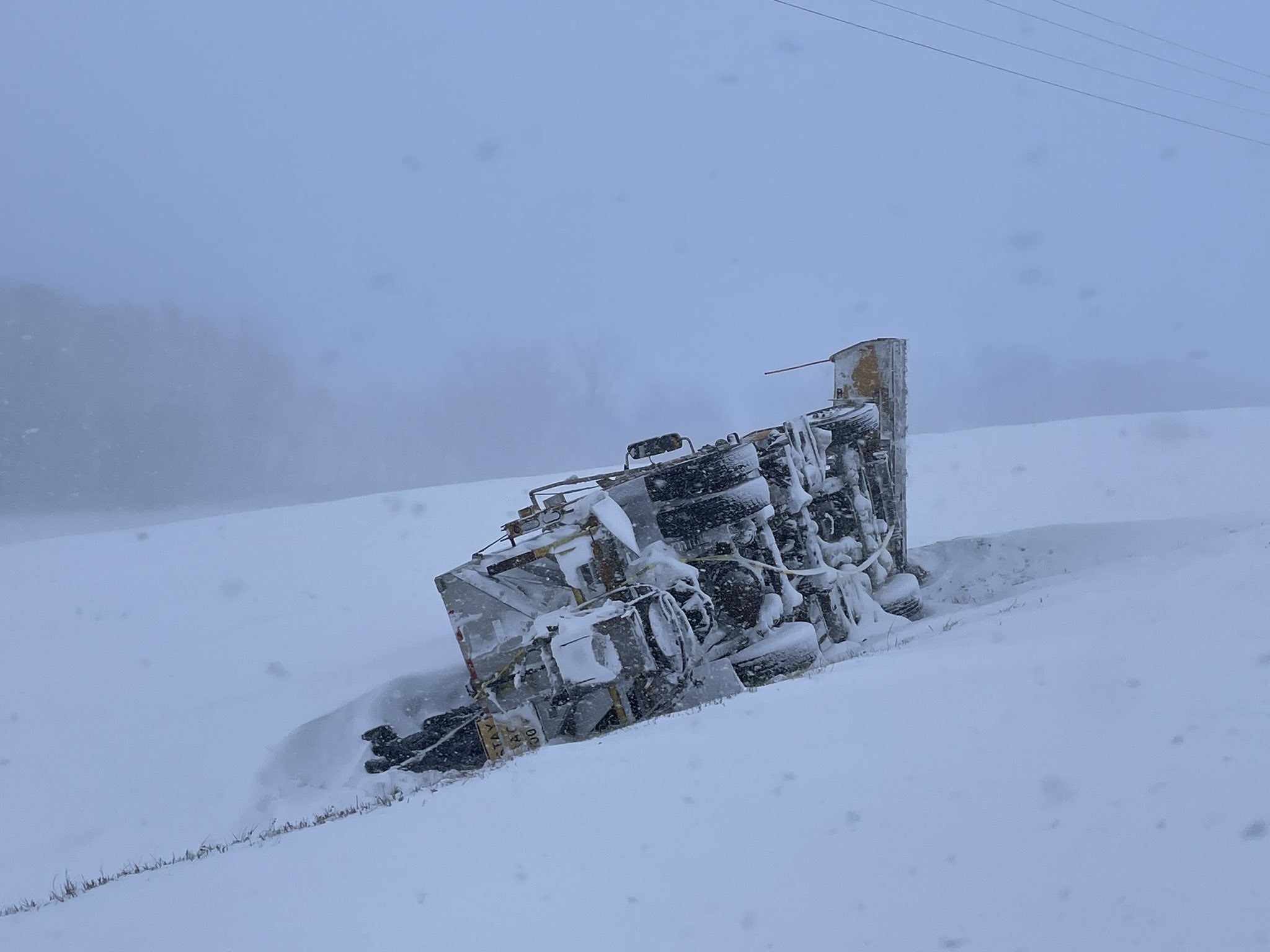 America was flooded with snowstorms, 1,500 flights were canceled - Photo 2.