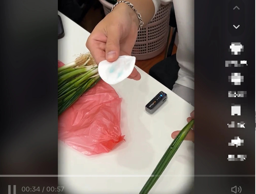 Bác sĩ 24/7: Vì sao hành lá mua về rửa nước lại có màu xanh?- Ảnh 1. Hành lá