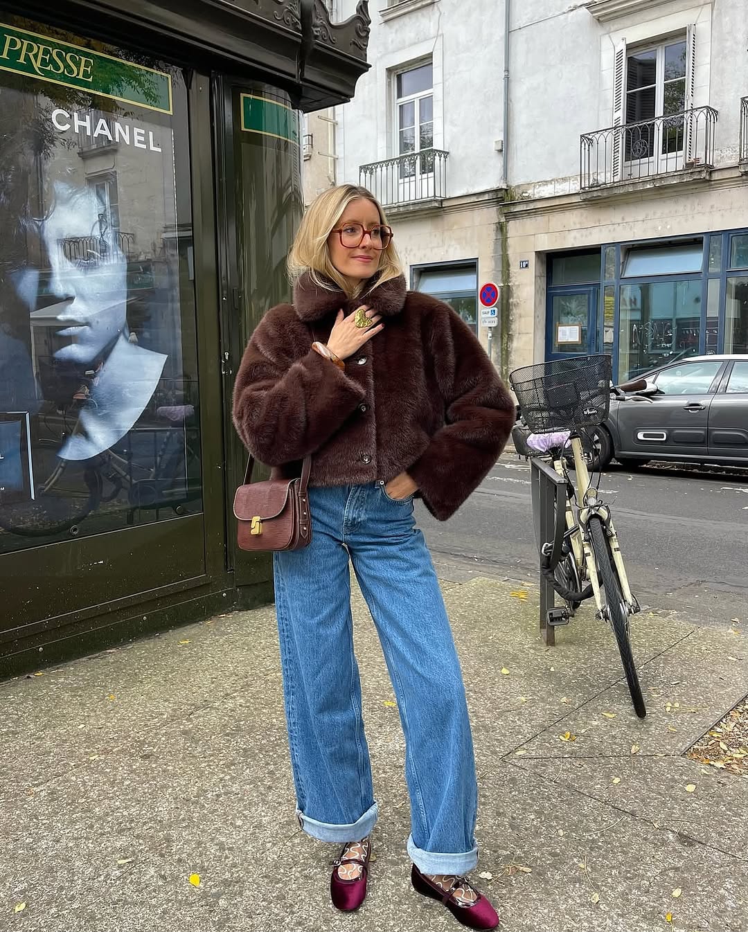 Подвернутые джинсы излучают тепло в зимние дни - Фото 5. Quần jeans xắn gấu 'tỏa nhiệt' vào những ngày đông- Ảnh 5.