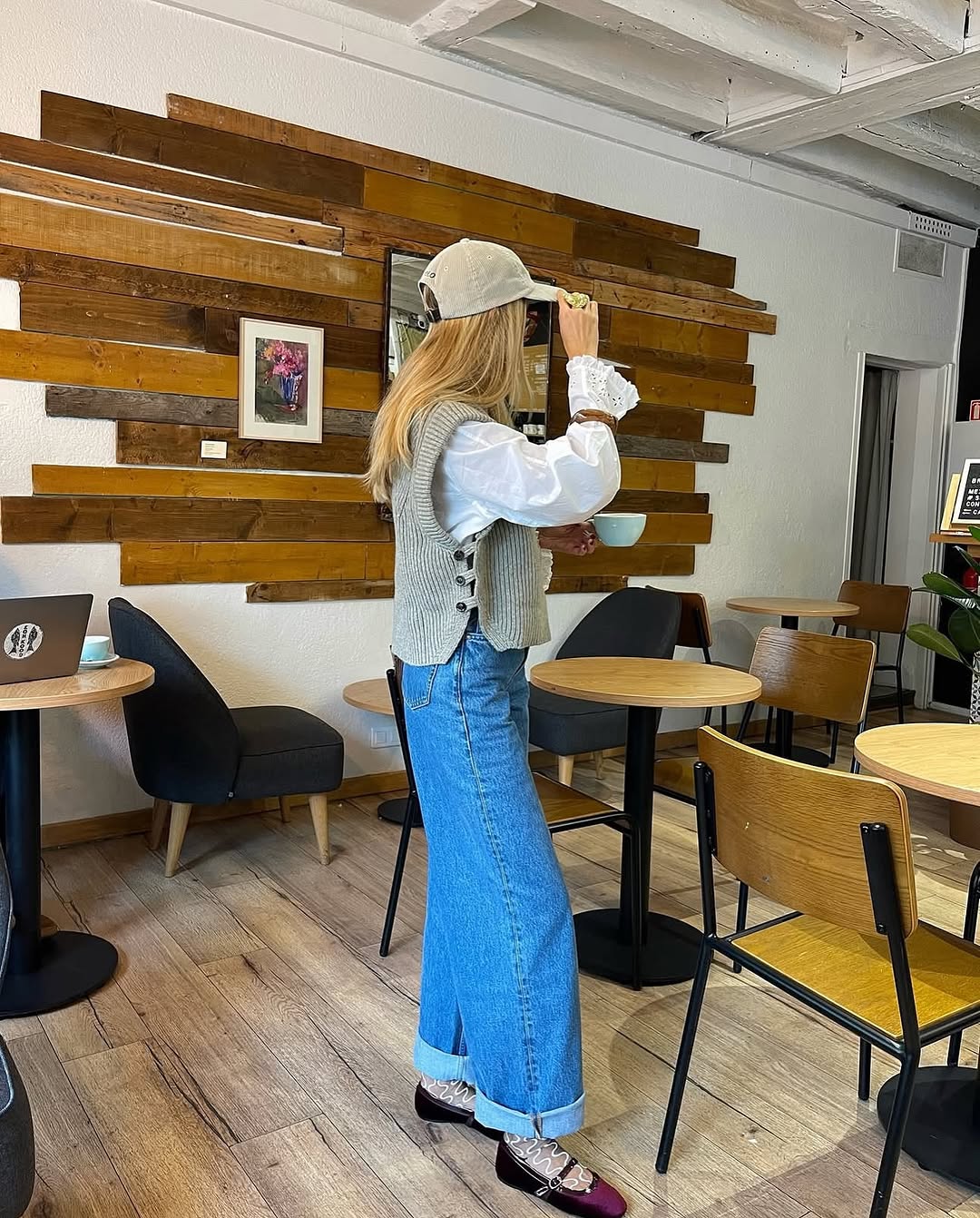 Подвернутые джинсы излучают тепло в зимние дни - Фото 6. Quần jeans xắn gấu 'tỏa nhiệt' vào những ngày đông- Ảnh 6.