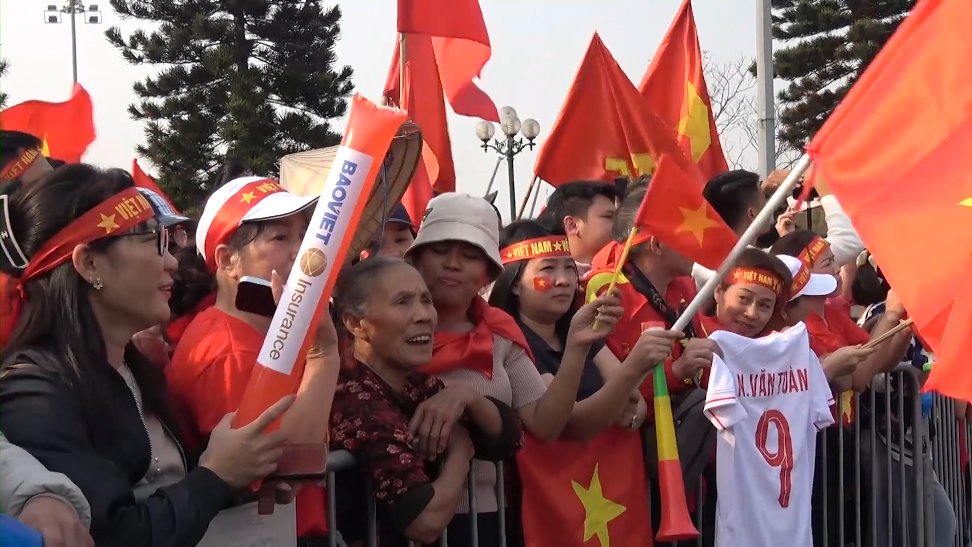 Cụ bà 77 tuổi đạp xe 10 km ra sân bay đón Xuân Son, Quang Hải: 'Là người Việt Nam, tôi yêu bóng đá'- Ảnh 1.