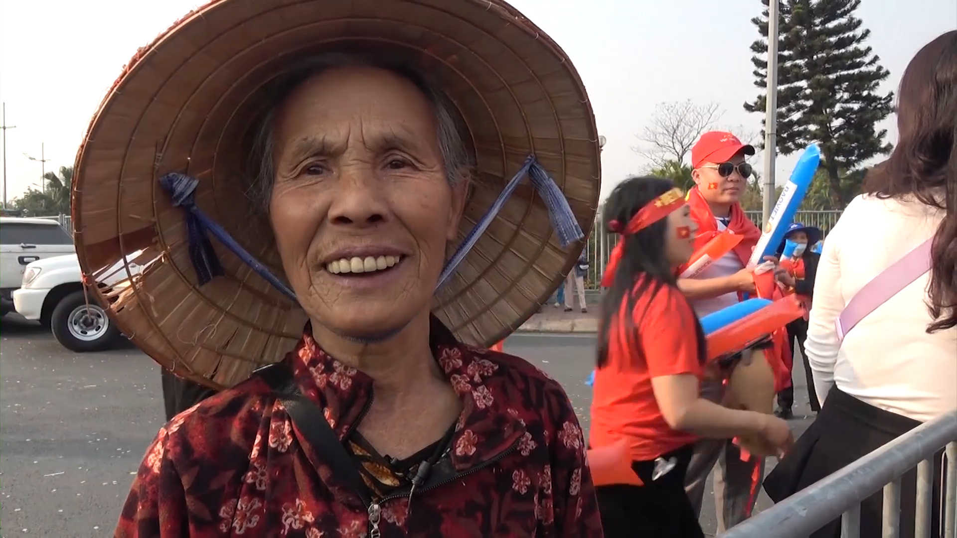 Cụ bà 77 tuổi đạp xe 10 km ra sân bay đón Xuân Son, Quang Hải: 'Là người Việt Nam, tôi yêu bóng đá'- Ảnh 2.