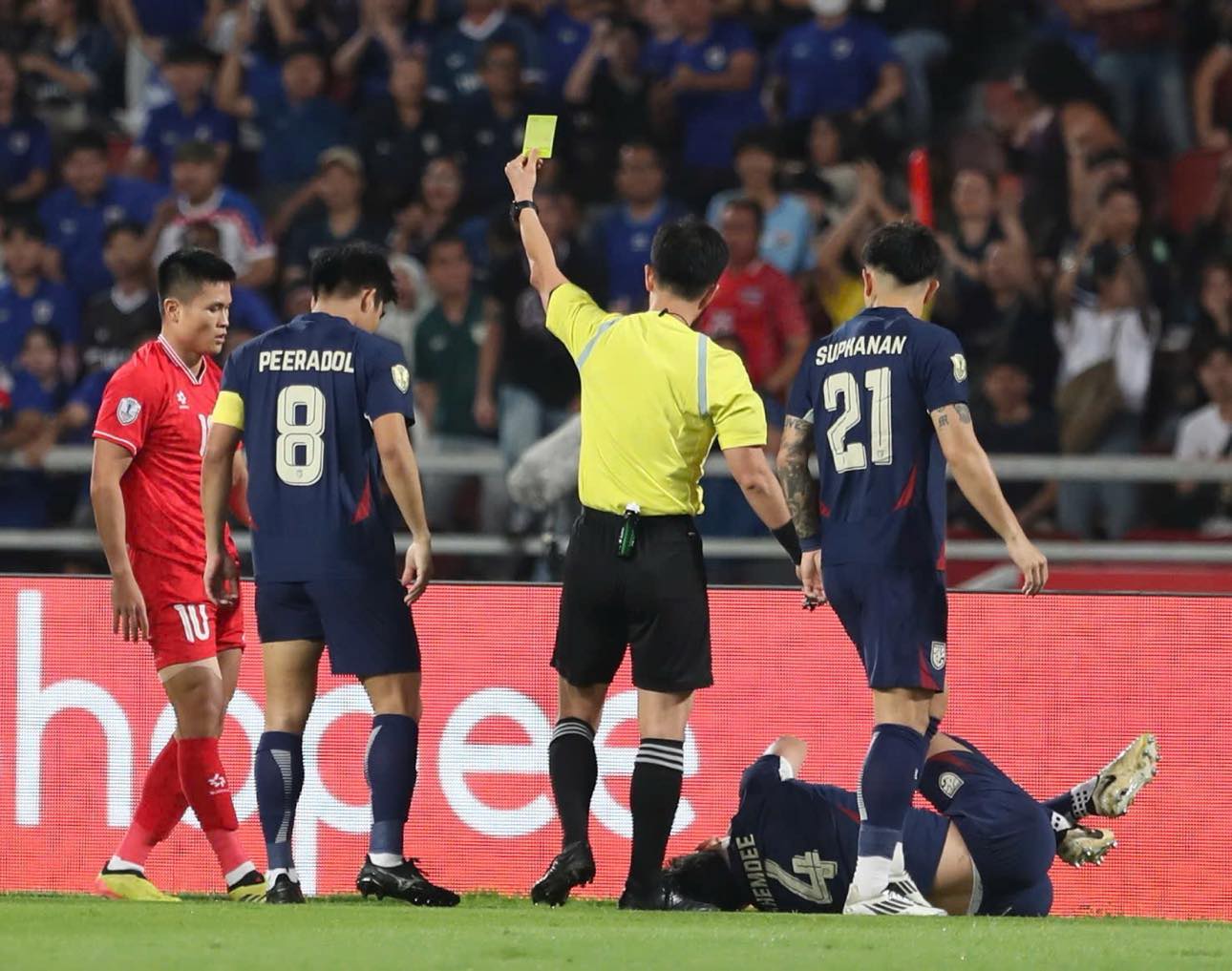 Jonathan Khemdee was hurt after a collision with Tuan Hai at the beginning of the match