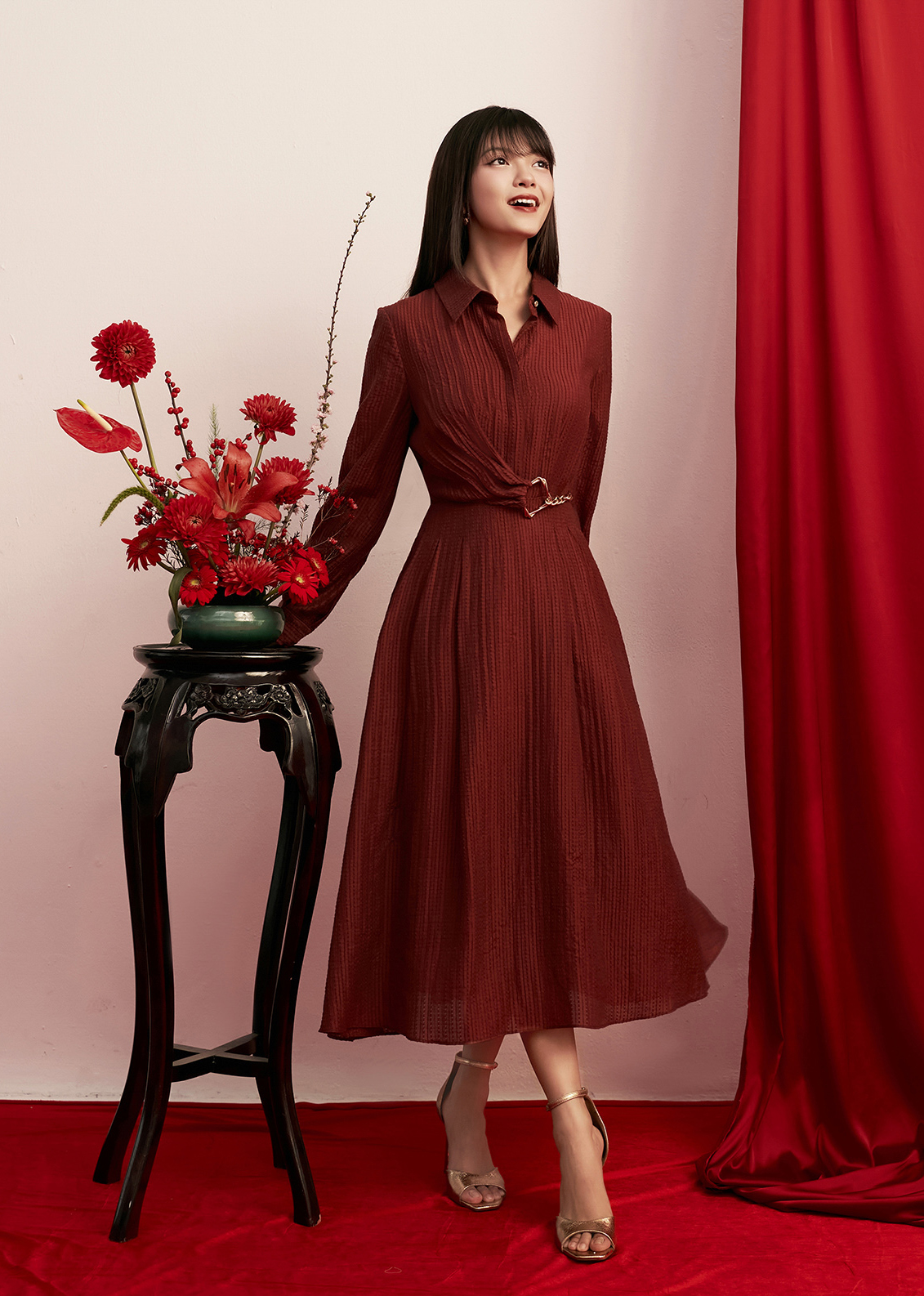 ন্যূনতম অথচ মার্জিত শার্ট পোশাক, আপনার পোশাকের সবচেয়ে বহুমুখী - ছবি ১। Váy sơ mi tối giản nhưng sang trọng, linh hoạt bậc nhất tủ đồ- Ảnh 1.