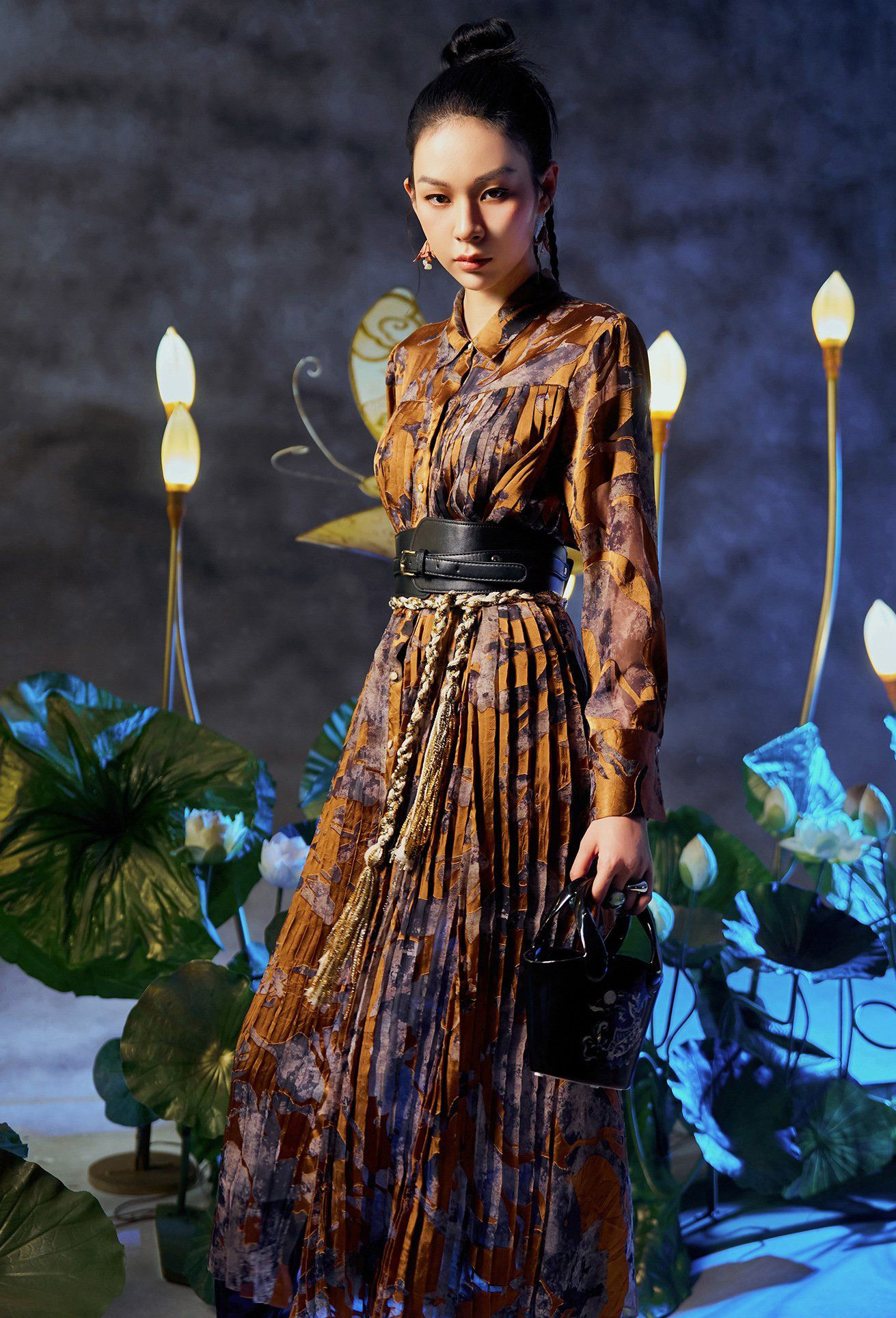 ন্যূনতম অথচ বিলাসবহুল শার্ট ড্রেস, আপনার পোশাকের সবচেয়ে বহুমুখী - ছবি ৩। Váy sơ mi tối giản nhưng sang trọng, linh hoạt bậc nhất tủ đồ- Ảnh 3.