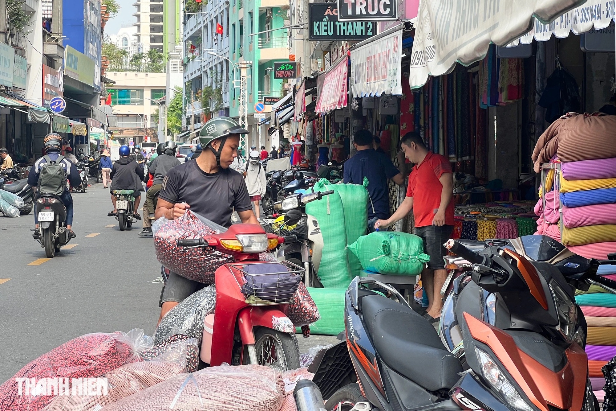 Chợ vải Soái Kình Lâm còn cảnh lựa hàng may quần áo tết như ngày xưa?- Ảnh 16.