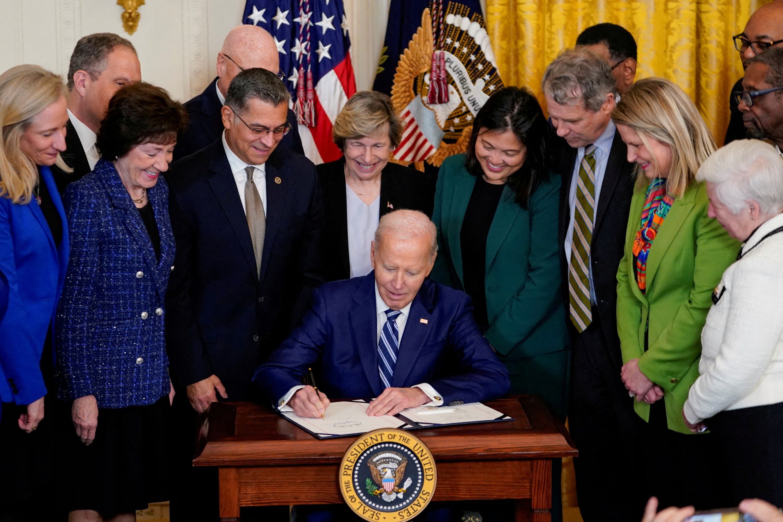 Ông Biden ra quyết định gây khó cho ông Trump trước ngày mãn nhiệm