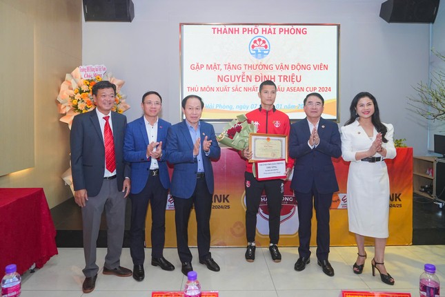 The Vietnamese team was awarded several tens of billions of dong after winning the AFF Cup - Photo 3.