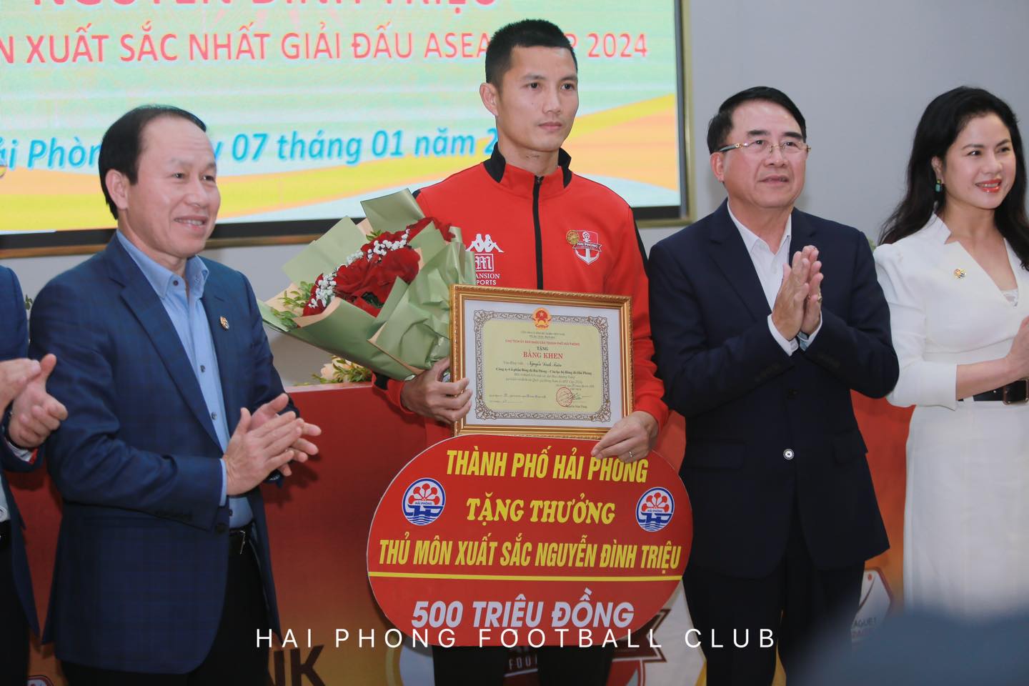 The Vietnamese team was awarded several tens of billions of dong after winning the AFF Cup - Photo 5.