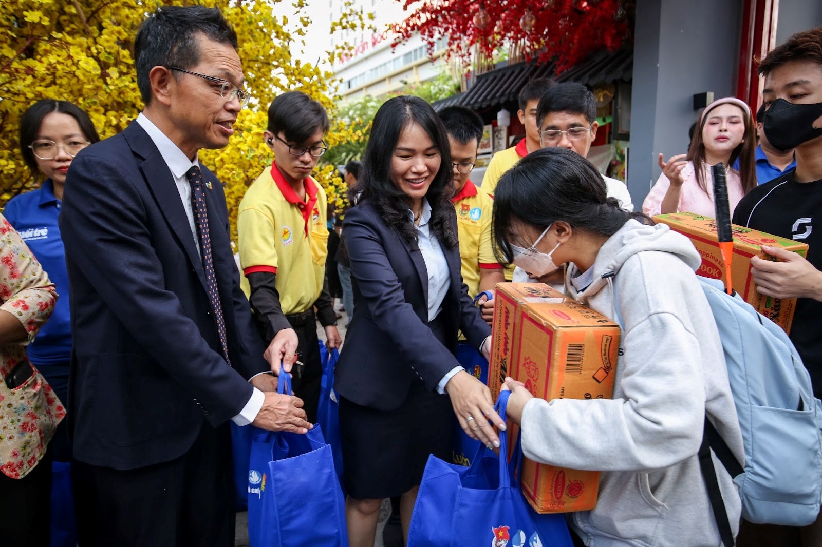 Ông Shimada Shigeru, Chánh Văn phòng Tổng giám đốc Công ty CP Acecook Việt Nam trao quà cho sinh viên và người lao động về quê ăn Tết trên chuyến xe Tết sum vầy (ẢNH: NHẬT THỊNH)