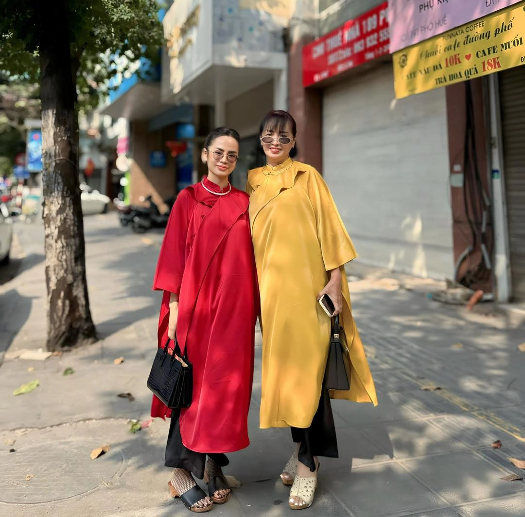 Set de ținute Tet sugerat pentru femei în 2025, pentru ieșiri în oraș primăvara - Fotografia 11. Gợi ý set đồ tết 2025 cho chị em du xuân- Ảnh 11.