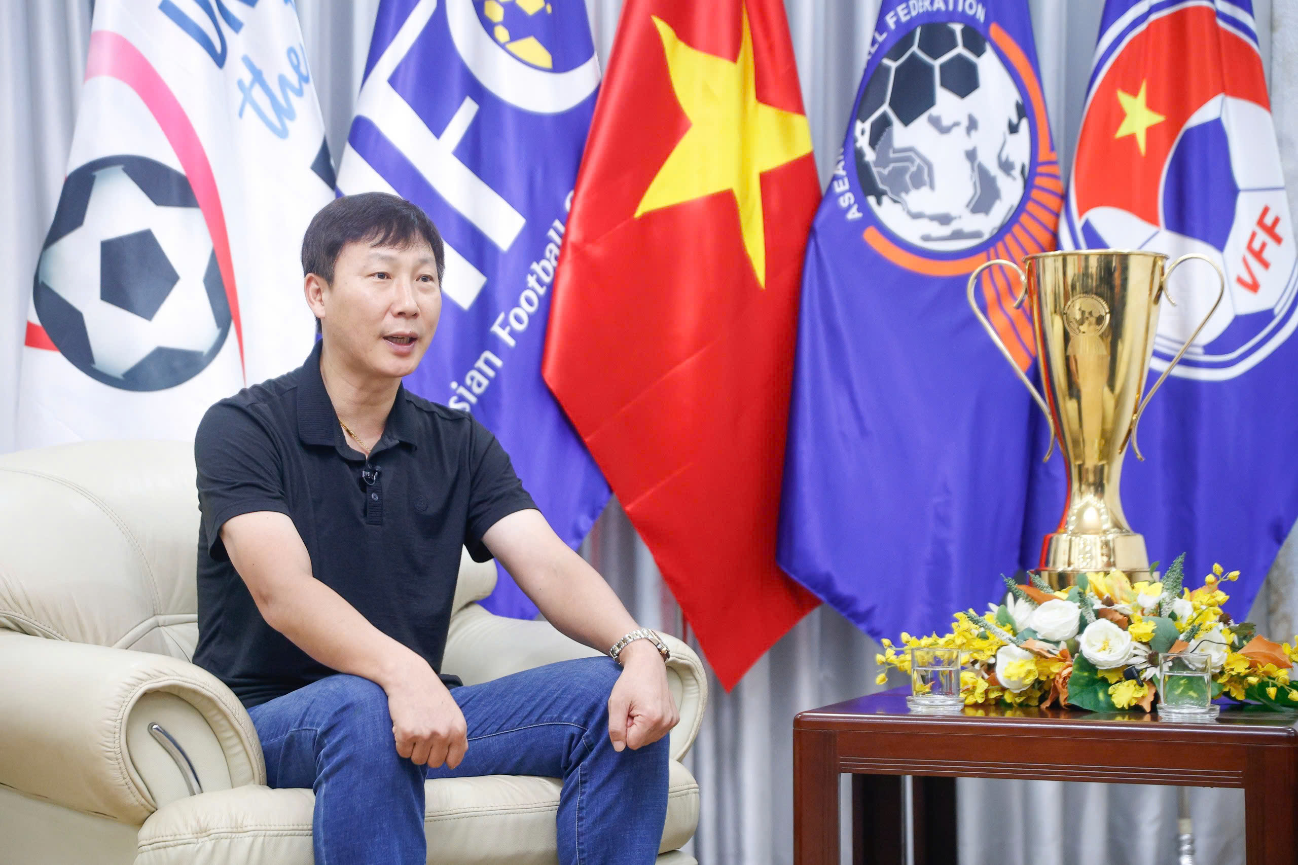 HLV Kim Sang-sik: 'Mong lần tới được đội nón lá ăn mừng vô địch cùng Xuân Son'- Ảnh 4.