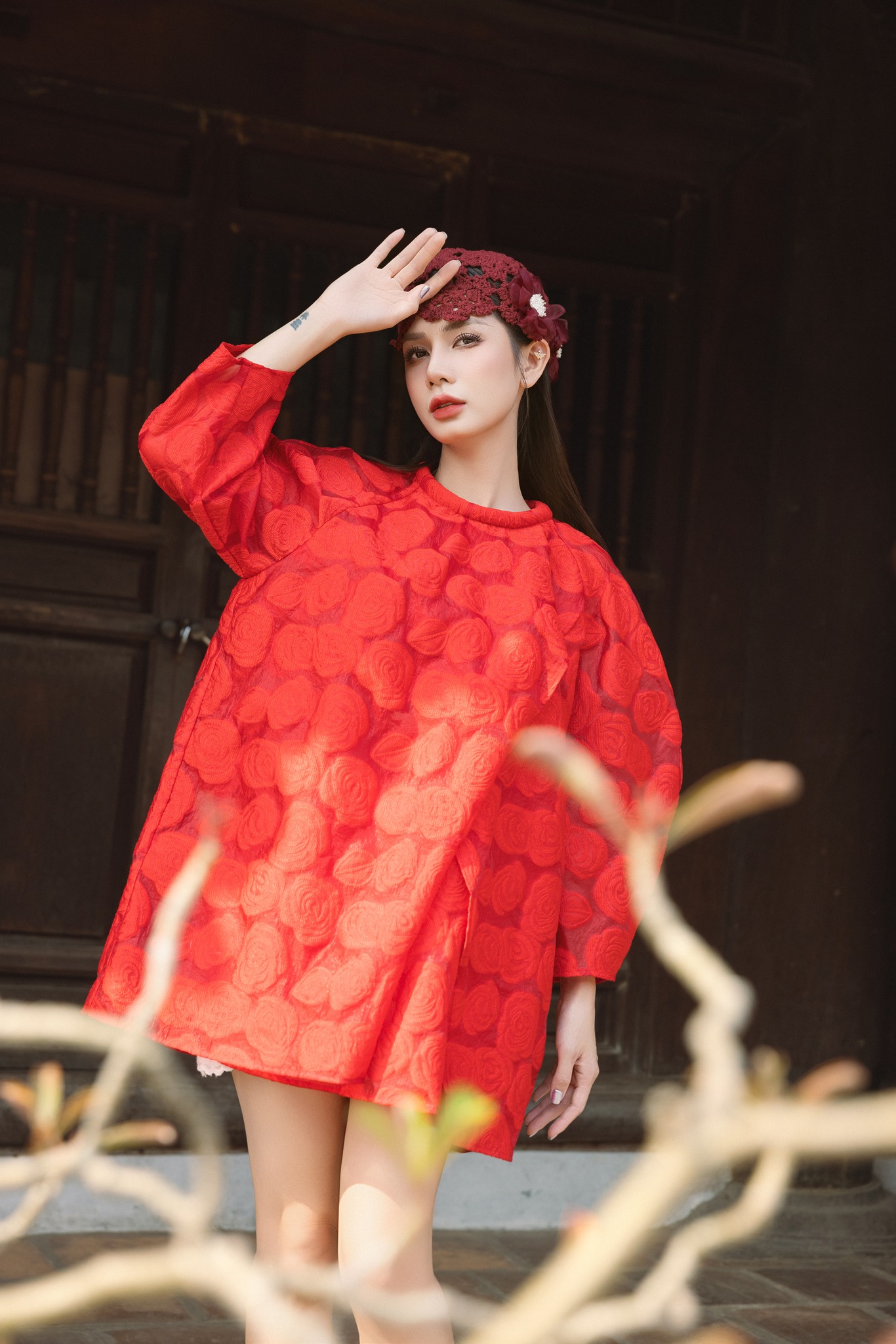 Set de ținute sugerat pentru Tet 2025, pentru femei, pentru ieșiri în oraș primăvara - Fotografia 10. Gợi ý set đồ tết 2025 cho chị em du xuân- Ảnh 10.