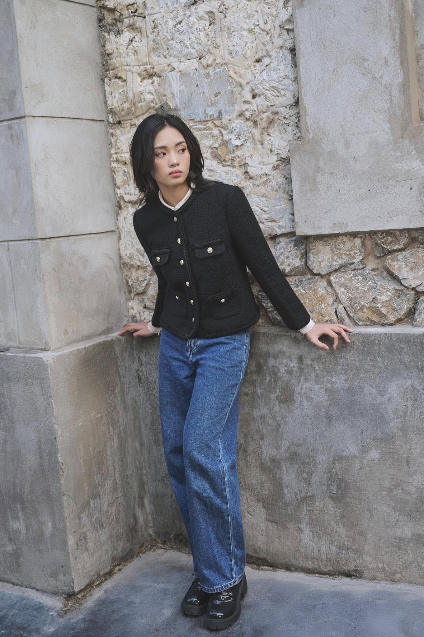 Zde je návod, jak krásně nosit modré džíny koncem zimy - Foto 1. Đây là cách mặc đẹp quần jeans xanh cuối đông- Ảnh 1.