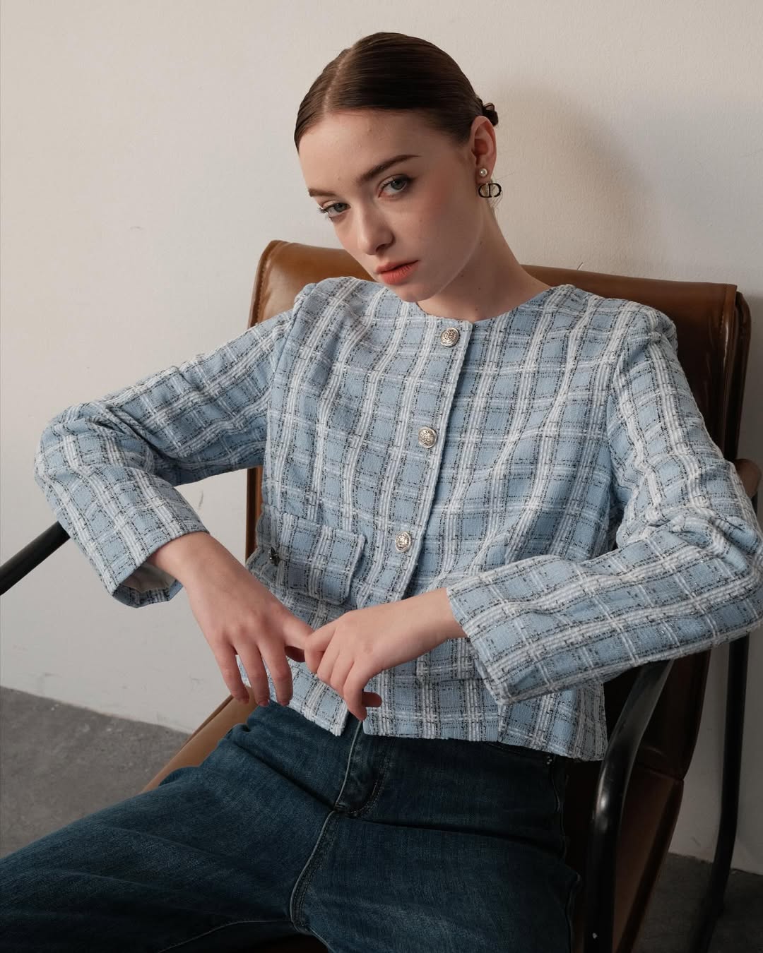 Zde je návod, jak krásně nosit modré džíny koncem zimy - Foto 8. Đây là cách mặc đẹp quần jeans xanh cuối đông- Ảnh 8.