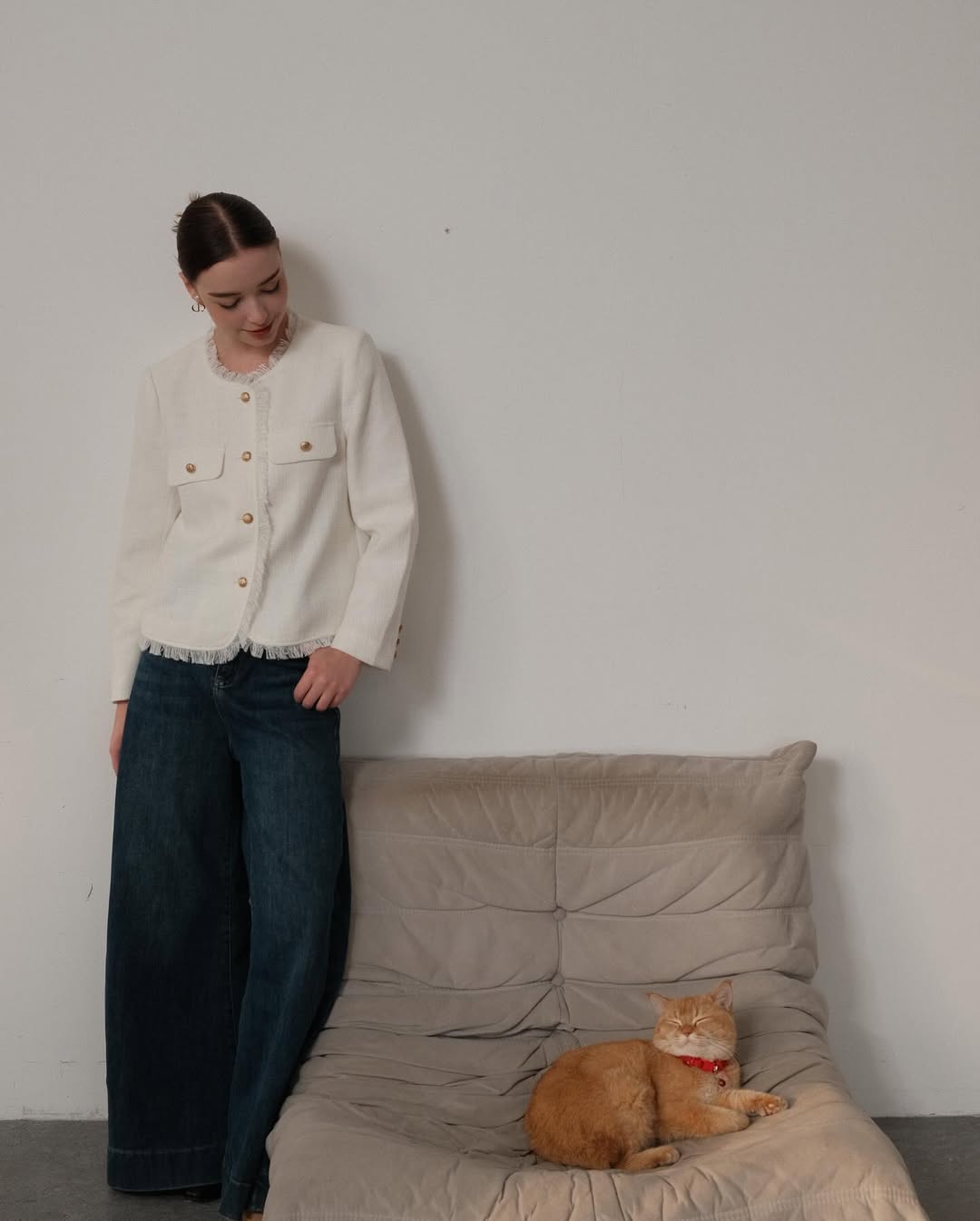 Zde je návod, jak krásně nosit modré džíny koncem zimy - Foto 9. Đây là cách mặc đẹp quần jeans xanh cuối đông- Ảnh 9.