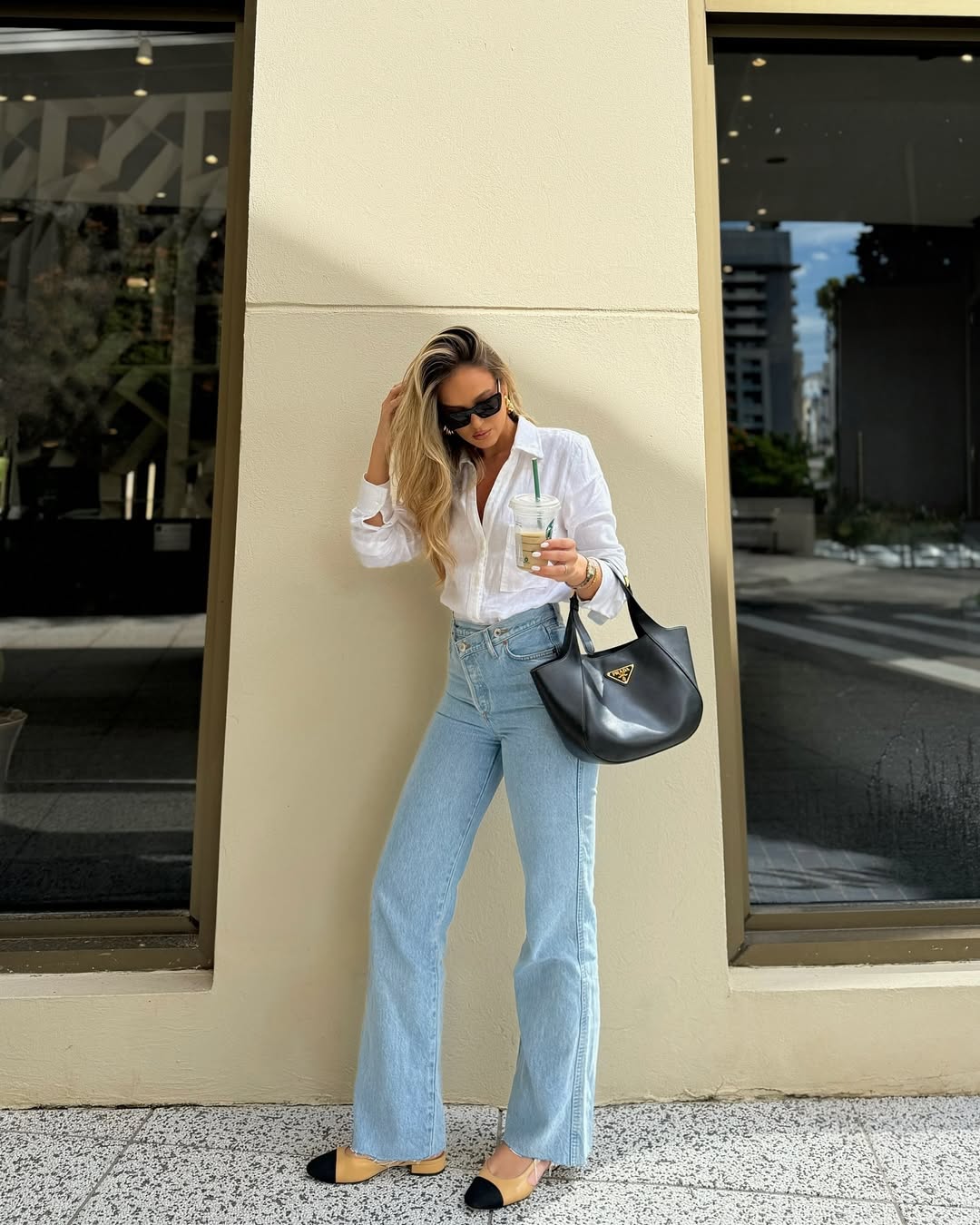 Zde je návod, jak krásně nosit modré džíny koncem zimy - Foto 4. Đây là cách mặc đẹp quần jeans xanh cuối đông- Ảnh 4.