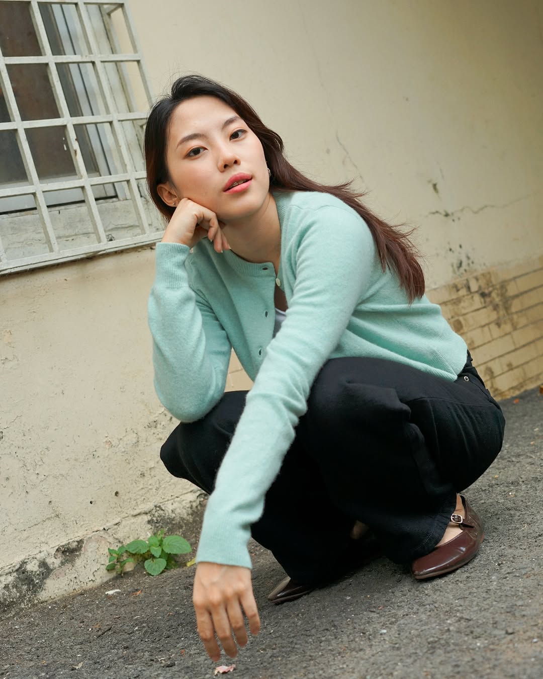 Zde je návod, jak krásně nosit modré džíny koncem zimy - Foto 6. Đây là cách mặc đẹp quần jeans xanh cuối đông- Ảnh 6.