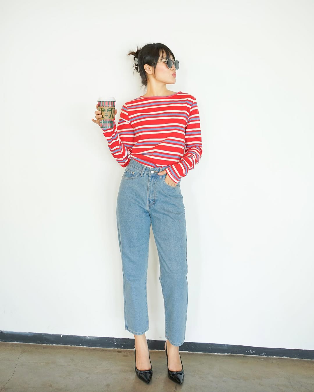 Zde je návod, jak krásně nosit modré džíny koncem zimy - Foto 2. Đây là cách mặc đẹp quần jeans xanh cuối đông- Ảnh 2.