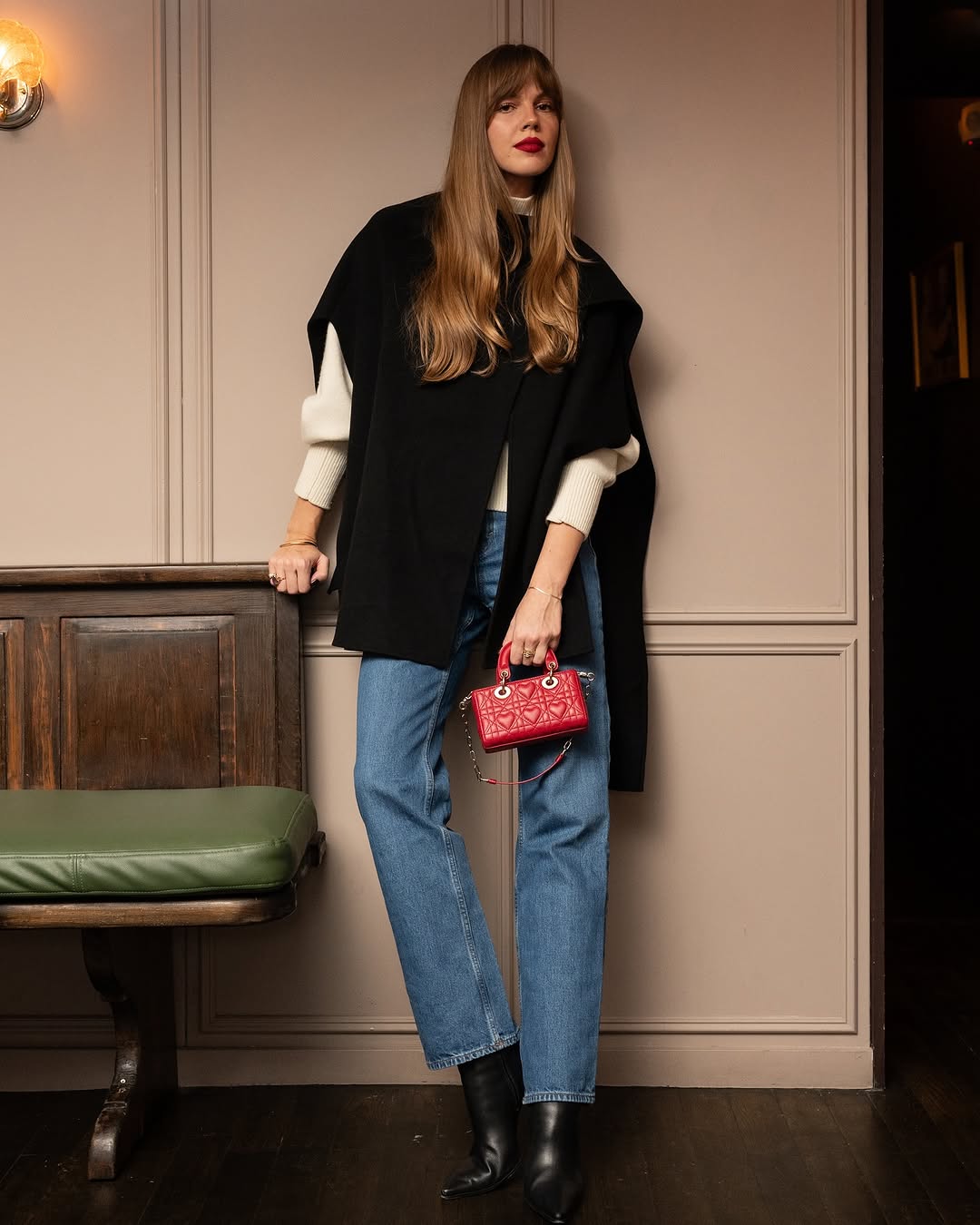 Zde je návod, jak krásně nosit modré džíny koncem zimy - Foto 7. Đây là cách mặc đẹp quần jeans xanh cuối đông- Ảnh 7.