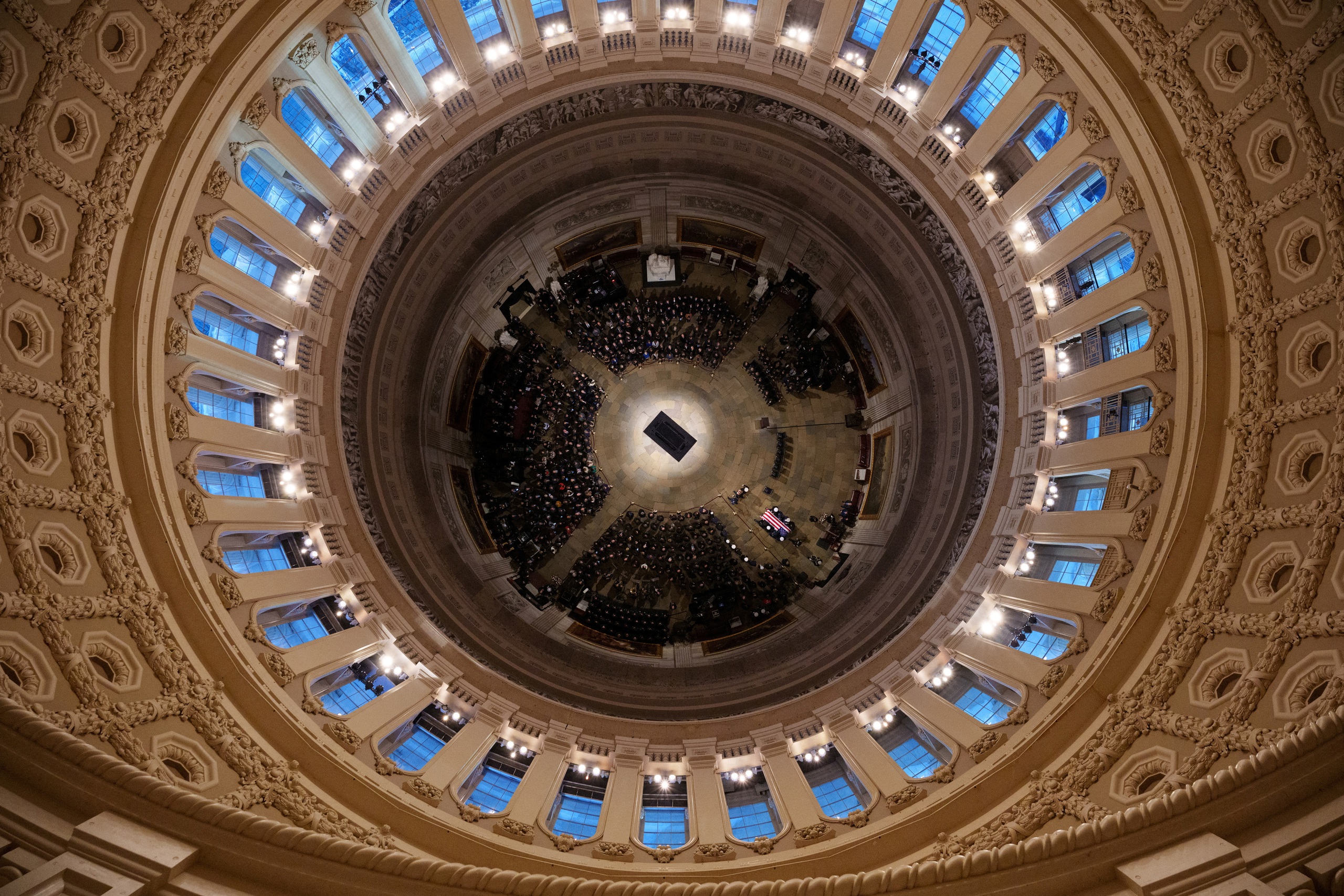 Late President Jimmy Carter's coffin arrives under the Capitol dome - Photo 8.