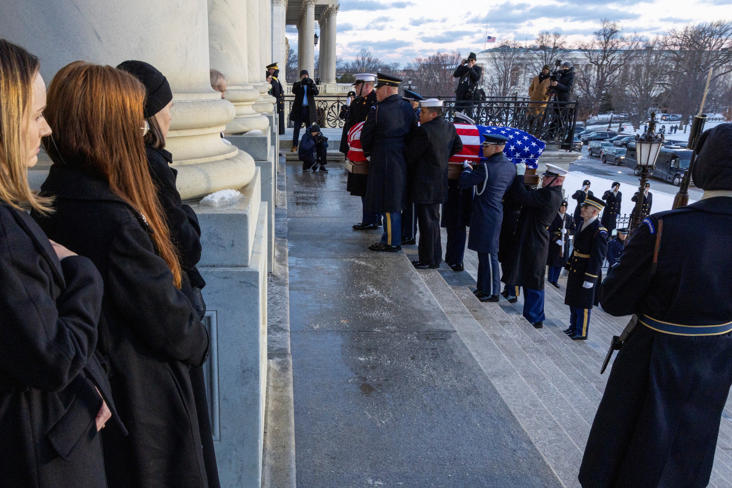 Late President Jimmy Carter's coffin arrives under the Capitol dome - Photo 4.