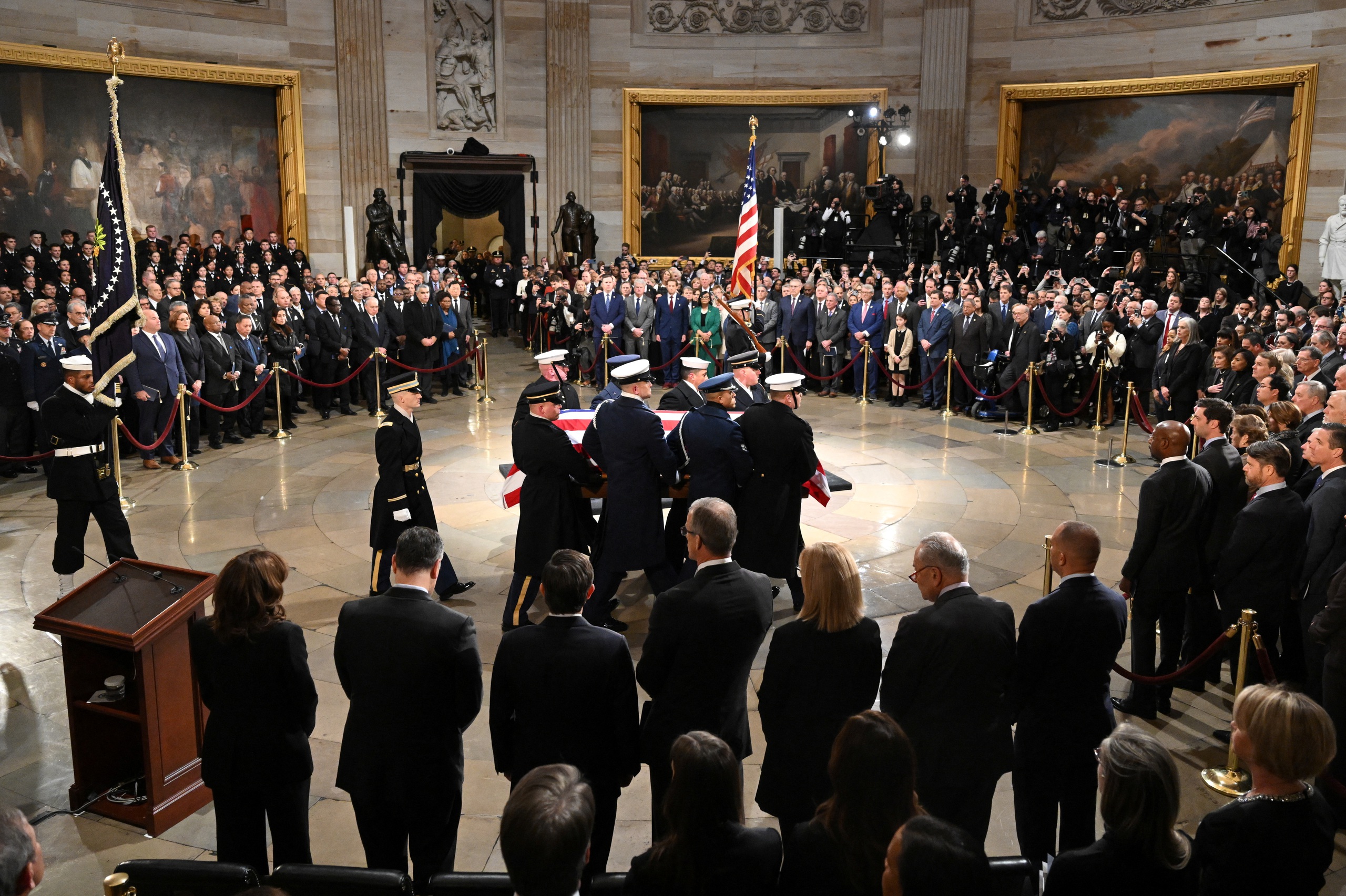 Late President Jimmy Carter's coffin arrives under the Capitol dome - Photo 5.