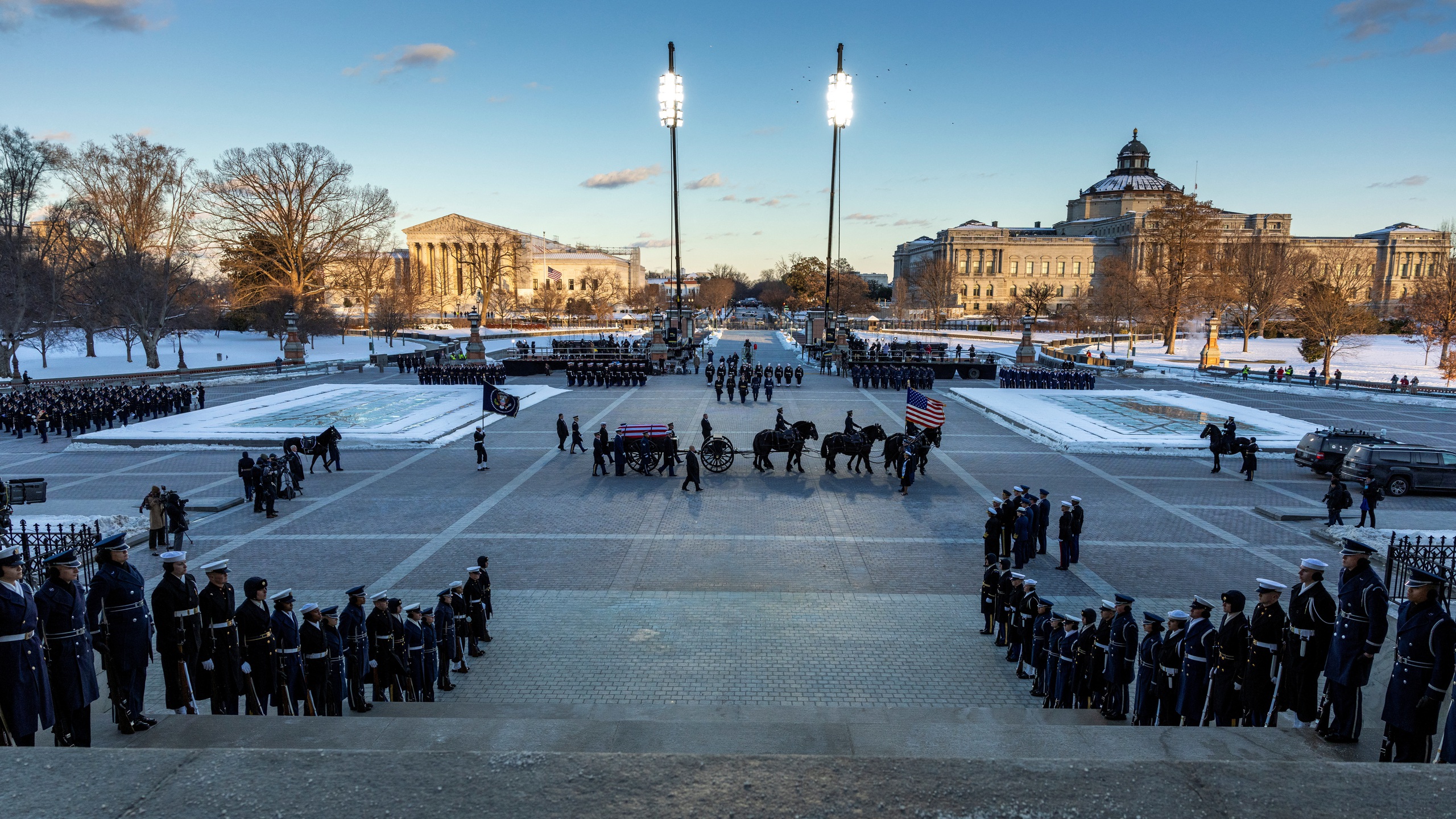 Late President Jimmy Carter's coffin arrives under the Capitol dome - Photo 3.