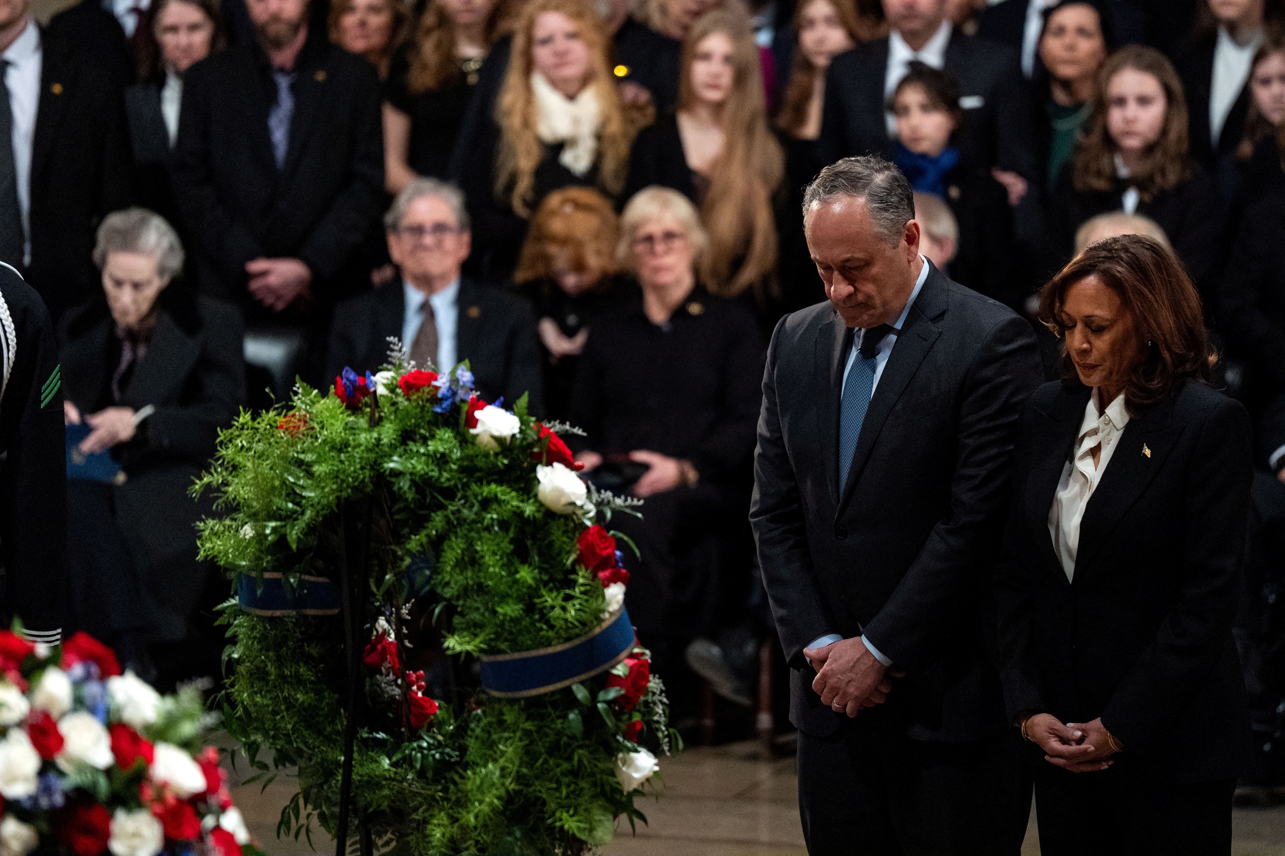 Late President Jimmy Carter's coffin arrives under the Capitol dome - Photo 6.