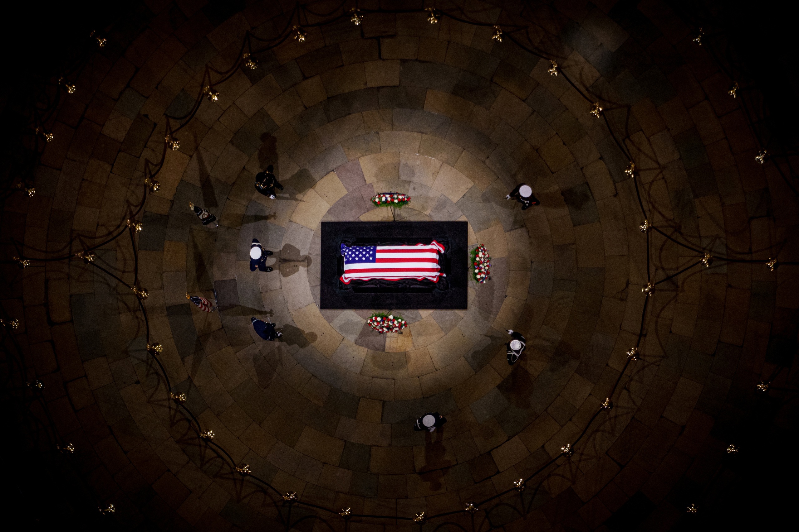 Late President Jimmy Carter's coffin arrives under the Capitol dome - Photo 7.