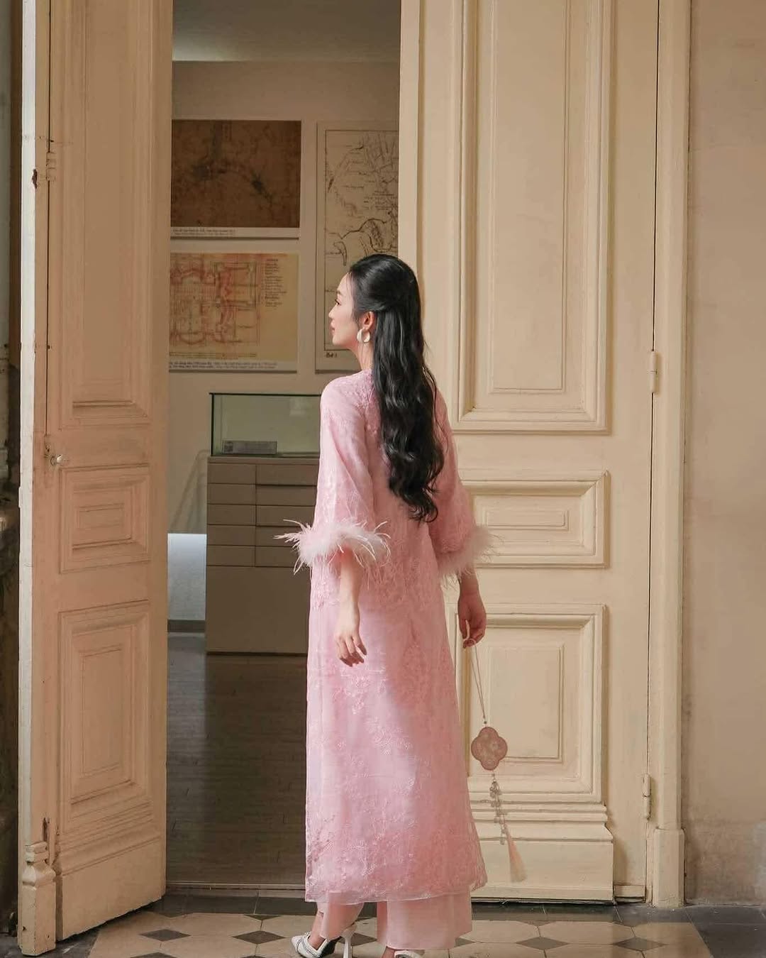 স্টাইলাইজড আও দাই টেট ছুটির সময় অনুপস্থিত থাকতে পারবেন না - ছবি ৫। Áo dài cách điệu không thể ‘vắng bóng’ trong những ngày tết- Ảnh 5.