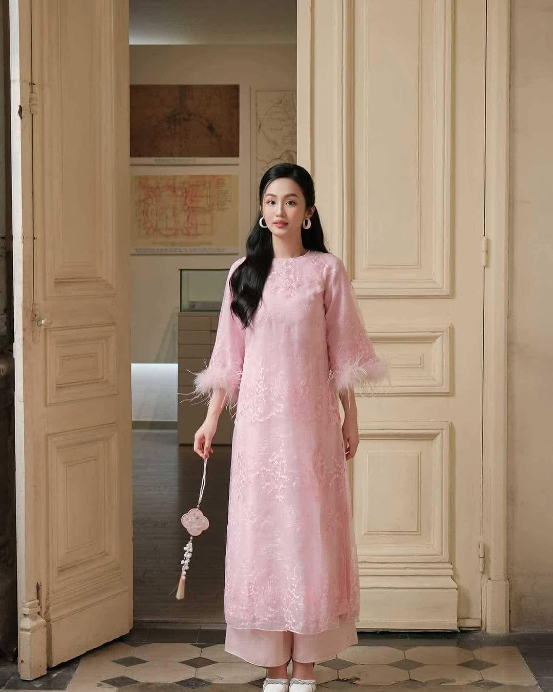 স্টাইলাইজড আও দাই টেট ছুটির সময় অনুপস্থিত থাকতে পারবেন না - ছবি ৪। Áo dài cách điệu không thể ‘vắng bóng’ trong những ngày tết- Ảnh 4.