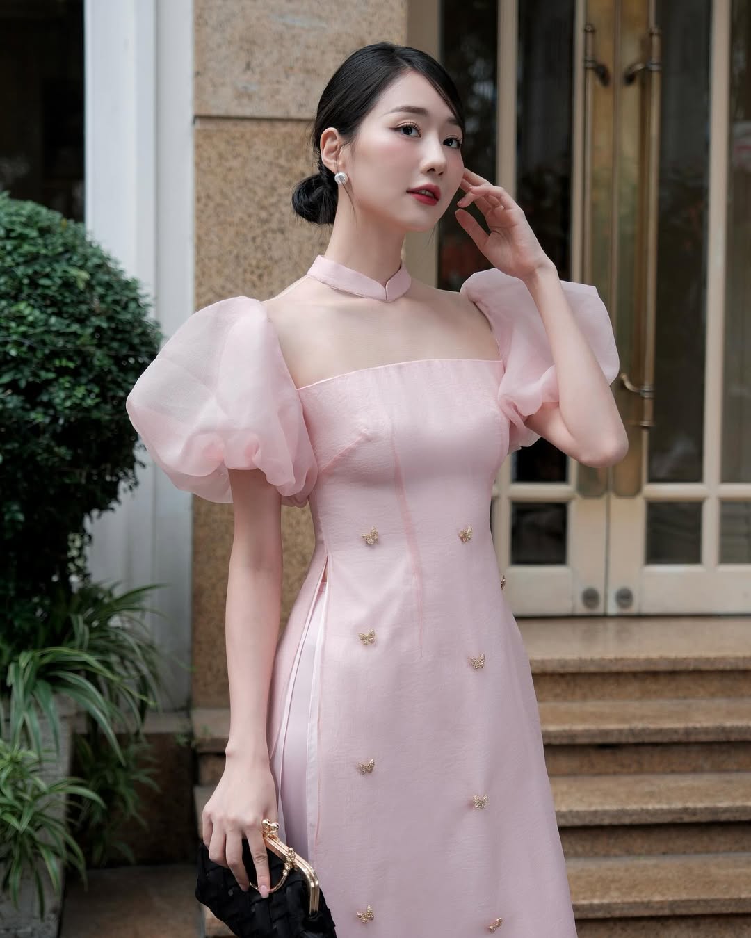 স্টাইলাইজড আও দাই টেট ছুটির সময় অনুপস্থিত থাকতে পারবেন না - ছবি ২। Áo dài cách điệu không thể ‘vắng bóng’ trong những ngày tết- Ảnh 2.