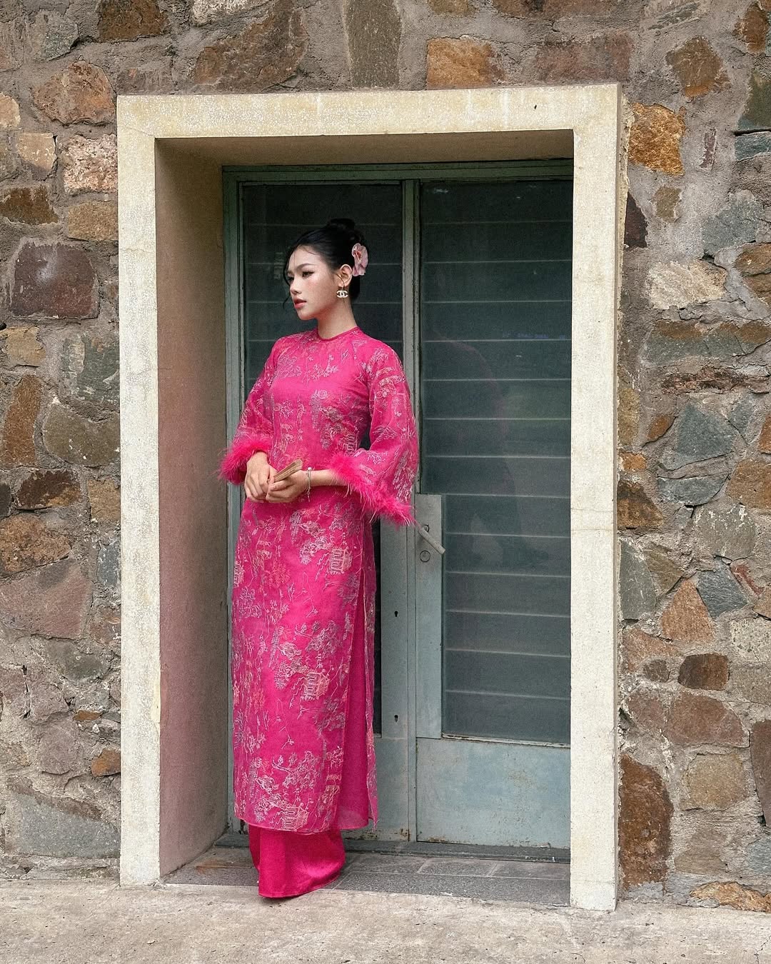 স্টাইলাইজড আও দাই টেট ছুটির সময় অনুপস্থিত থাকতে পারবেন না - ছবি ৮। Áo dài cách điệu không thể ‘vắng bóng’ trong những ngày tết- Ảnh 8.