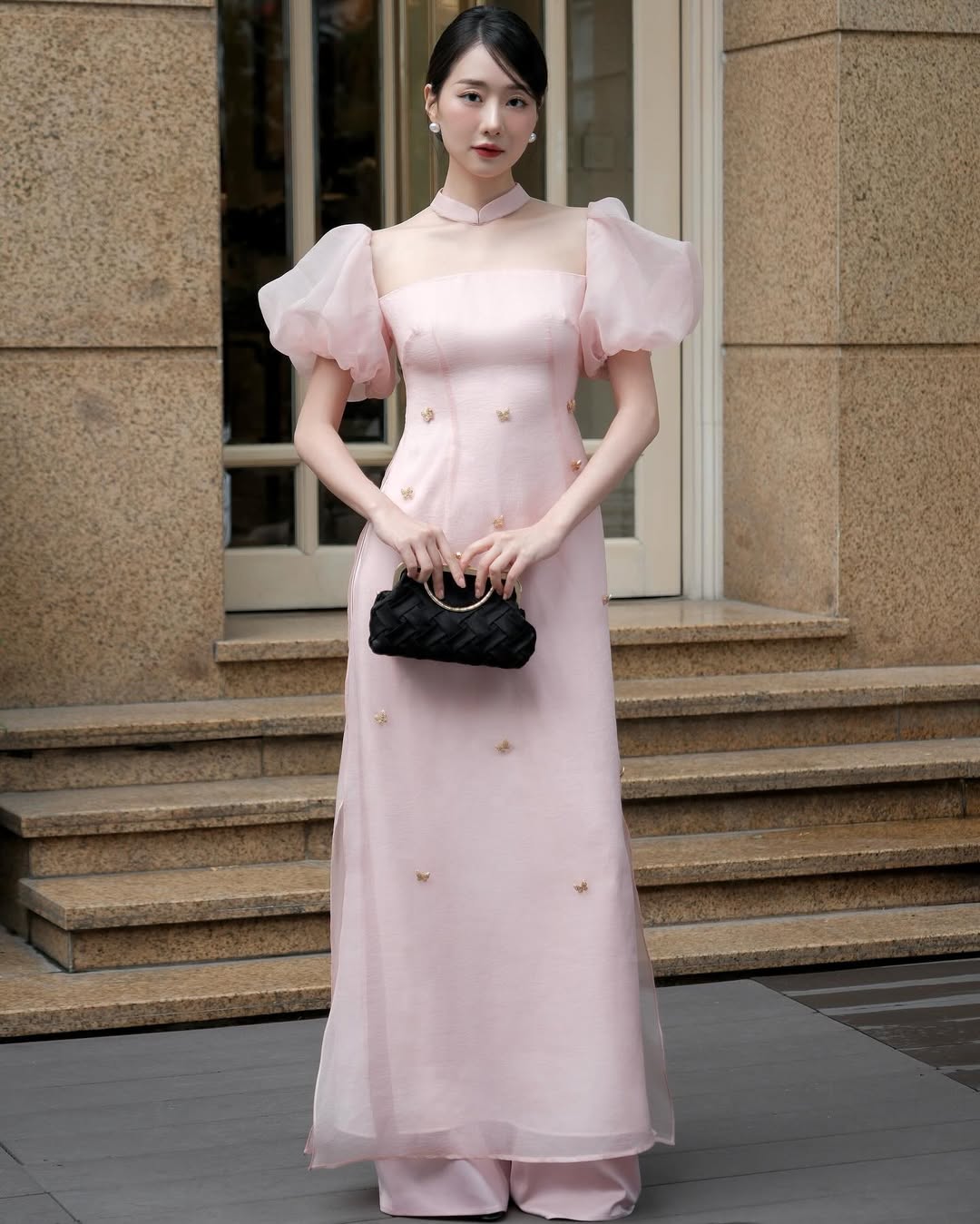 স্টাইলাইজড আও দাই টেট ছুটির সময় অনুপস্থিত থাকতে পারবেন না - ছবি ৩। Áo dài cách điệu không thể ‘vắng bóng’ trong những ngày tết- Ảnh 3.