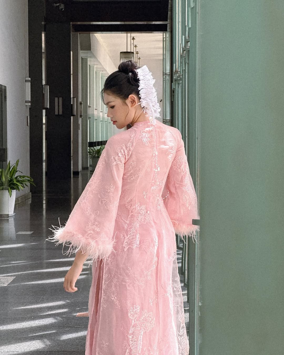 স্টাইলাইজড আও দাই টেট ছুটির সময় অনুপস্থিত থাকতে পারবেন না - ছবি ১০। Áo dài cách điệu không thể ‘vắng bóng’ trong những ngày tết- Ảnh 10.