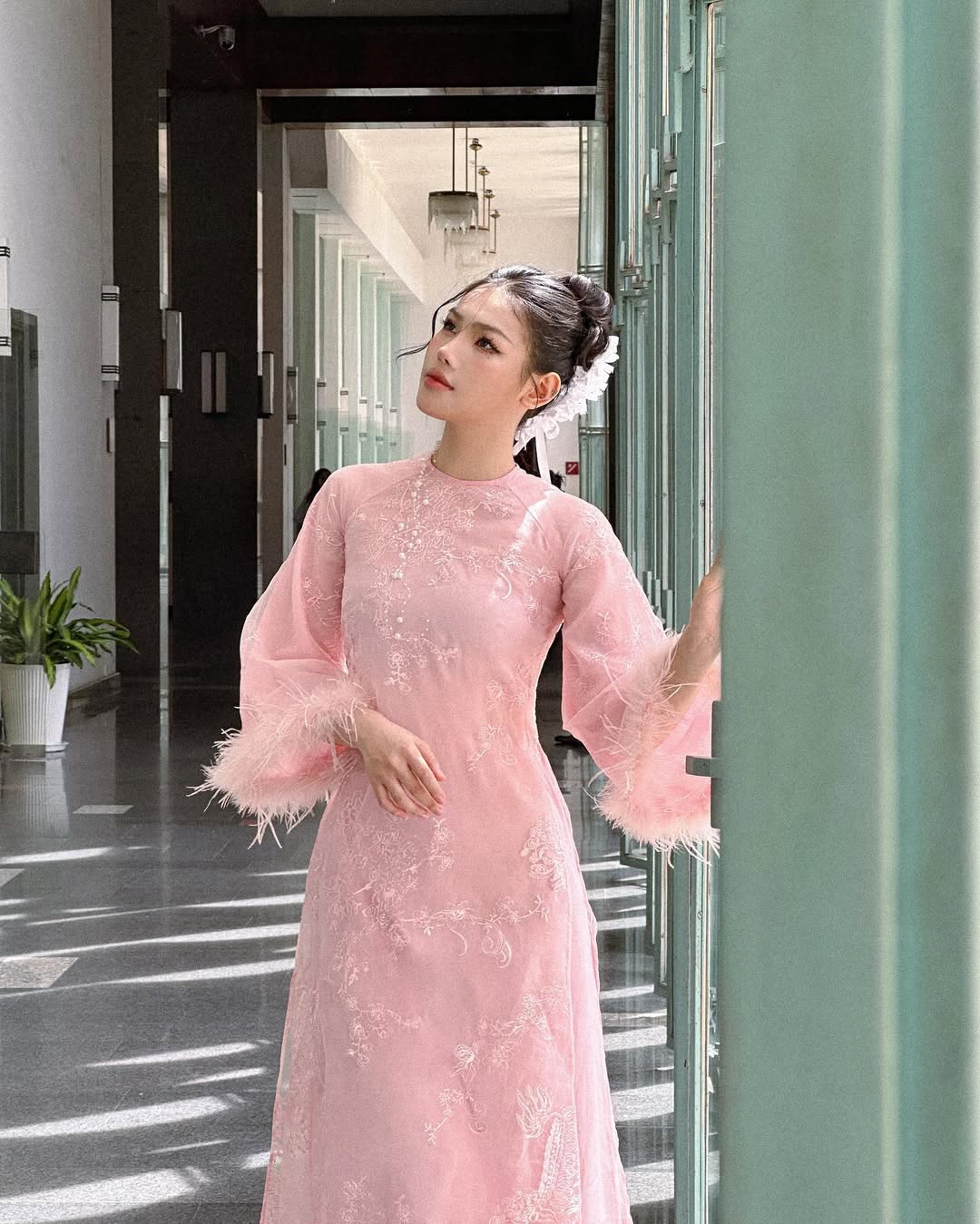 স্টাইলাইজড আও দাই টেট ছুটির সময় অনুপস্থিত থাকতে পারবেন না - ছবি ৯। Áo dài cách điệu không thể ‘vắng bóng’ trong những ngày tết- Ảnh 9.