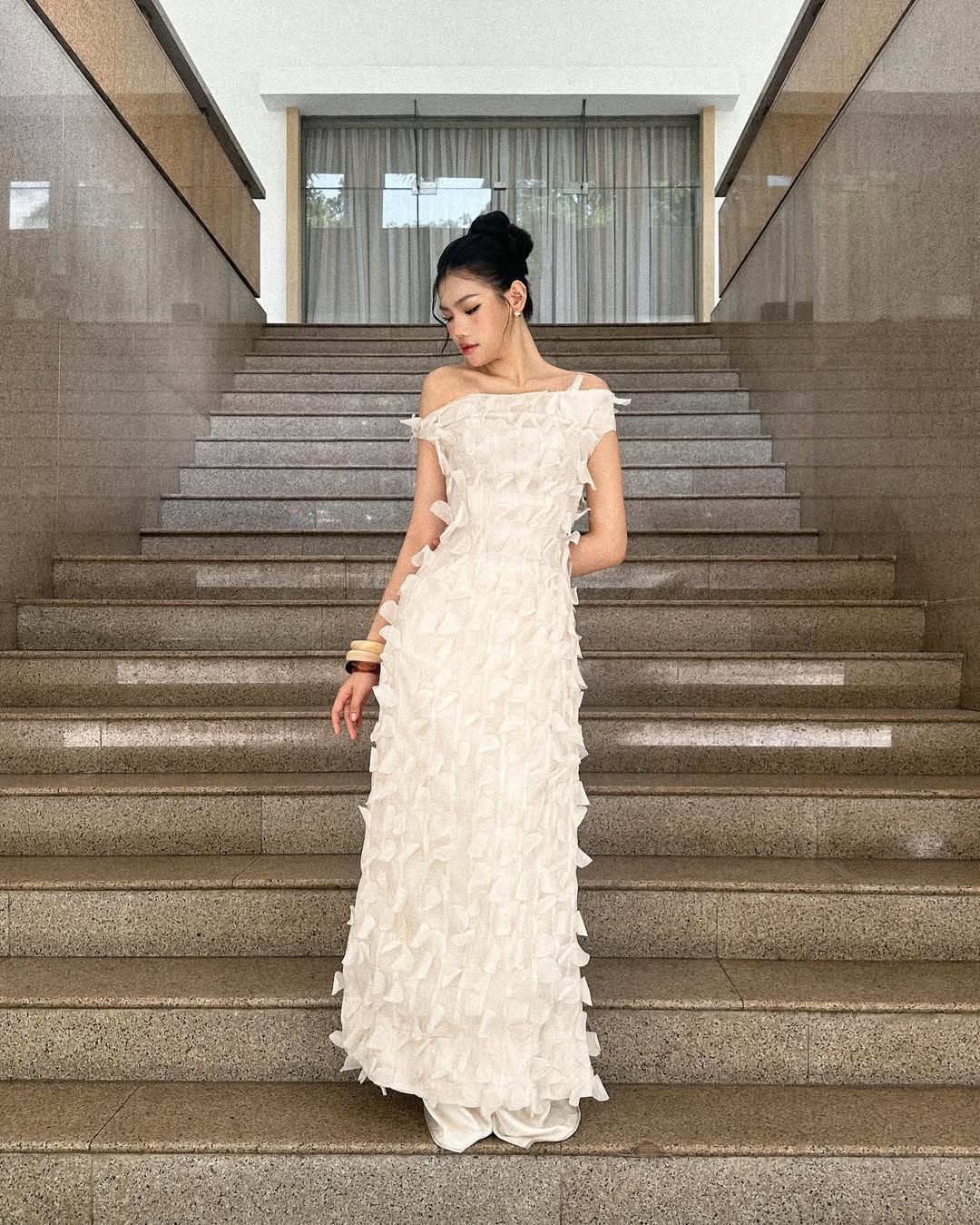 স্টাইলাইজড আও দাই টেট ছুটির সময় অনুপস্থিত থাকতে পারবেন না - ছবি ১। Áo dài cách điệu không thể ‘vắng bóng’ trong những ngày tết- Ảnh 1.