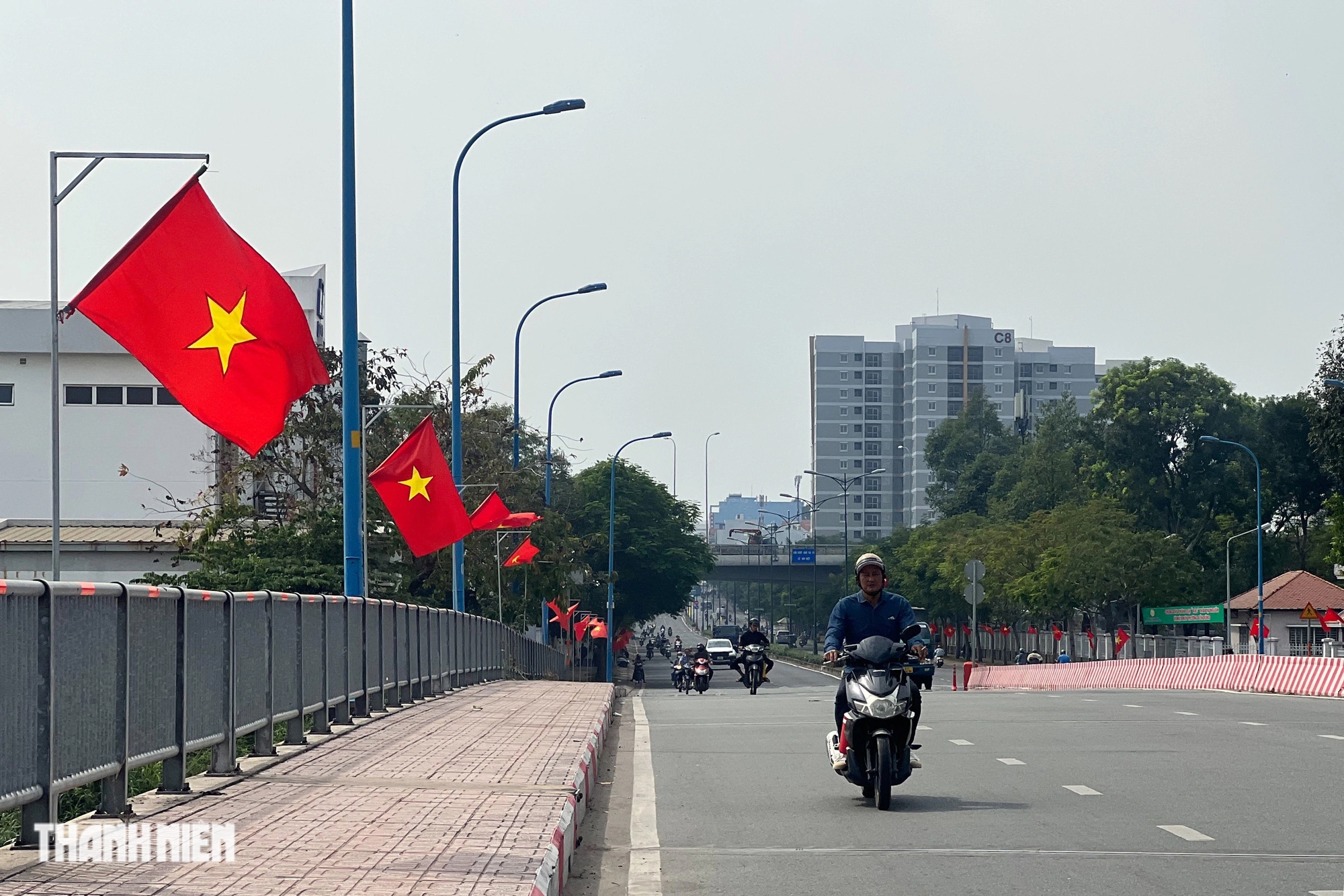 Vì sao nhiều người ở TP.HCM cay mắt khi đi trong lớp mù dày đặc sáng nay?- Ảnh 3.