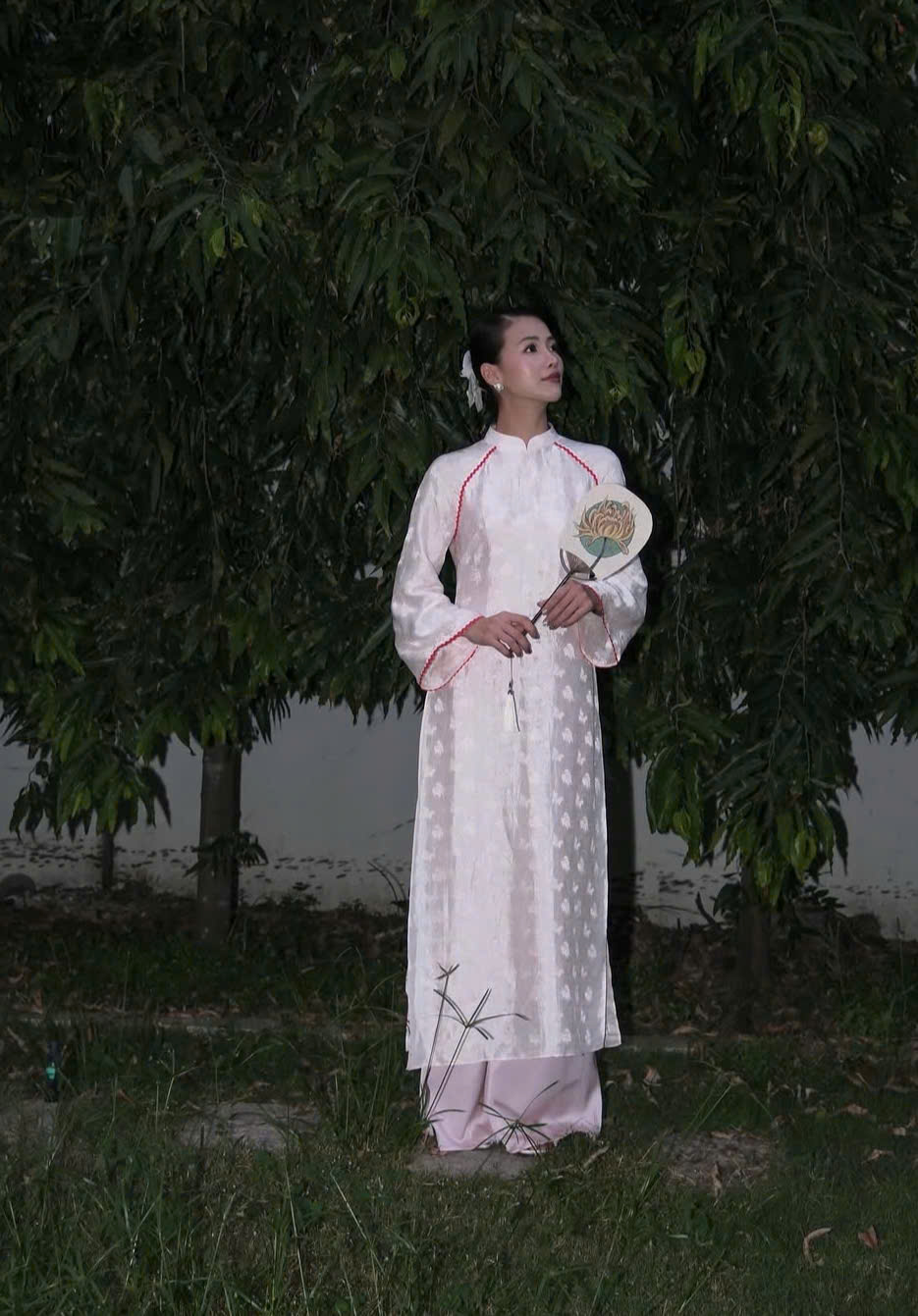 Áo dài truyền thống phủ sóng với thiết kế tôn dáng- Ảnh 5. Áo dài truyền thống phủ sóng với thiết kế tôn dáng- Ảnh 5.