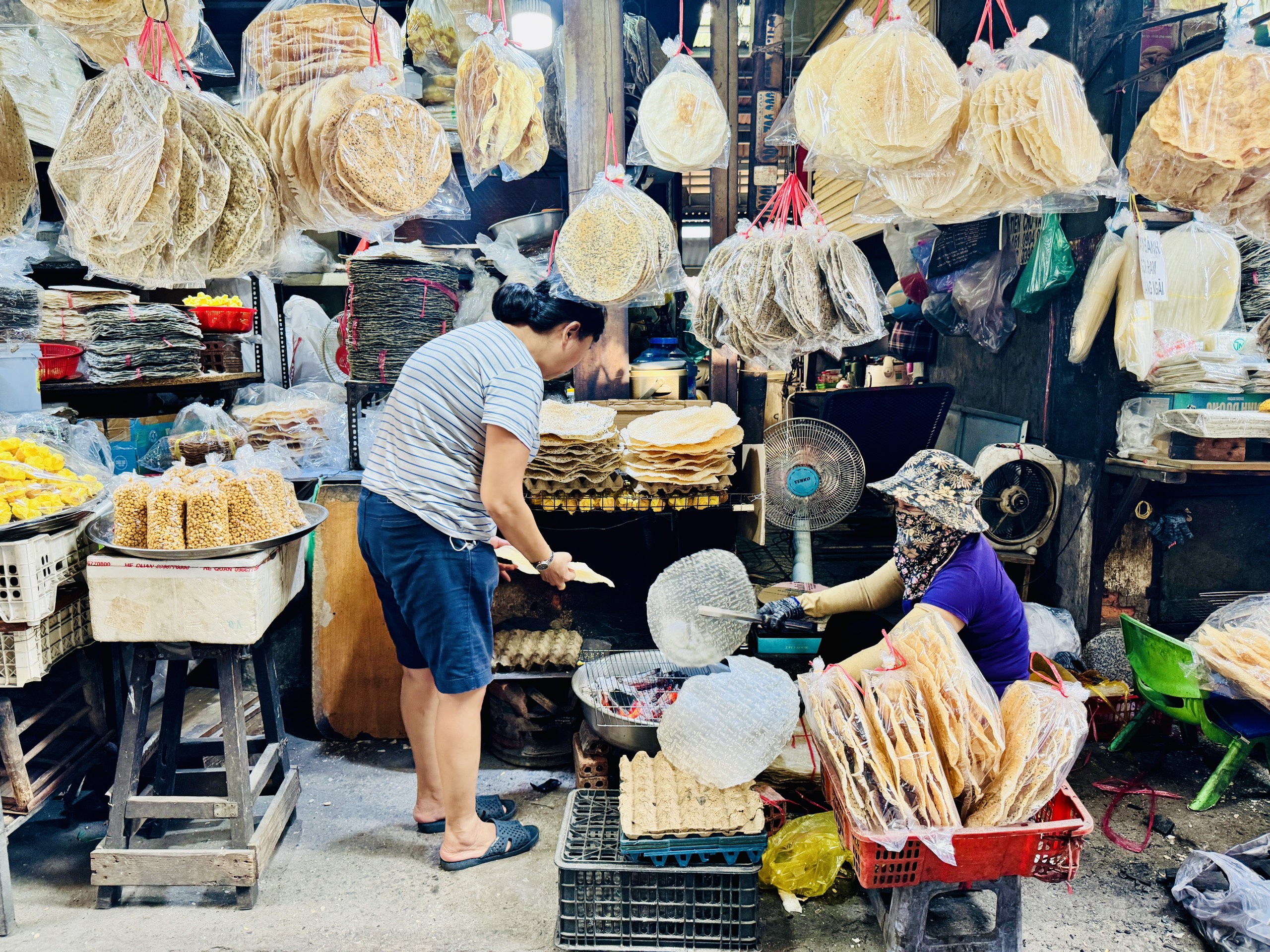 Chợ món Quảng giữa lòng TP.HCM bán mỏi tay ngày tết: Nhiều người mua dù kinh tế eo hẹp- Ảnh 7.