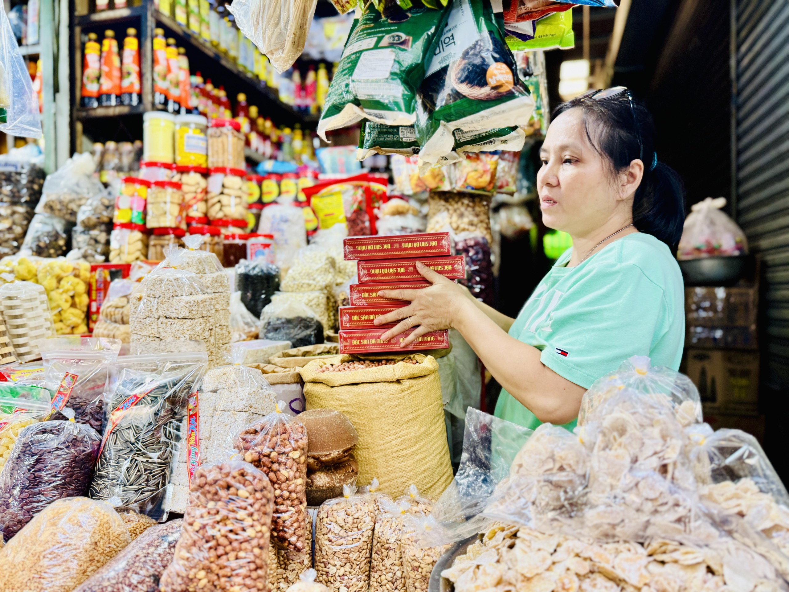 Chợ món Quảng giữa lòng TP.HCM bán mỏi tay ngày tết: Nhiều người mua dù kinh tế eo hẹp- Ảnh 8.