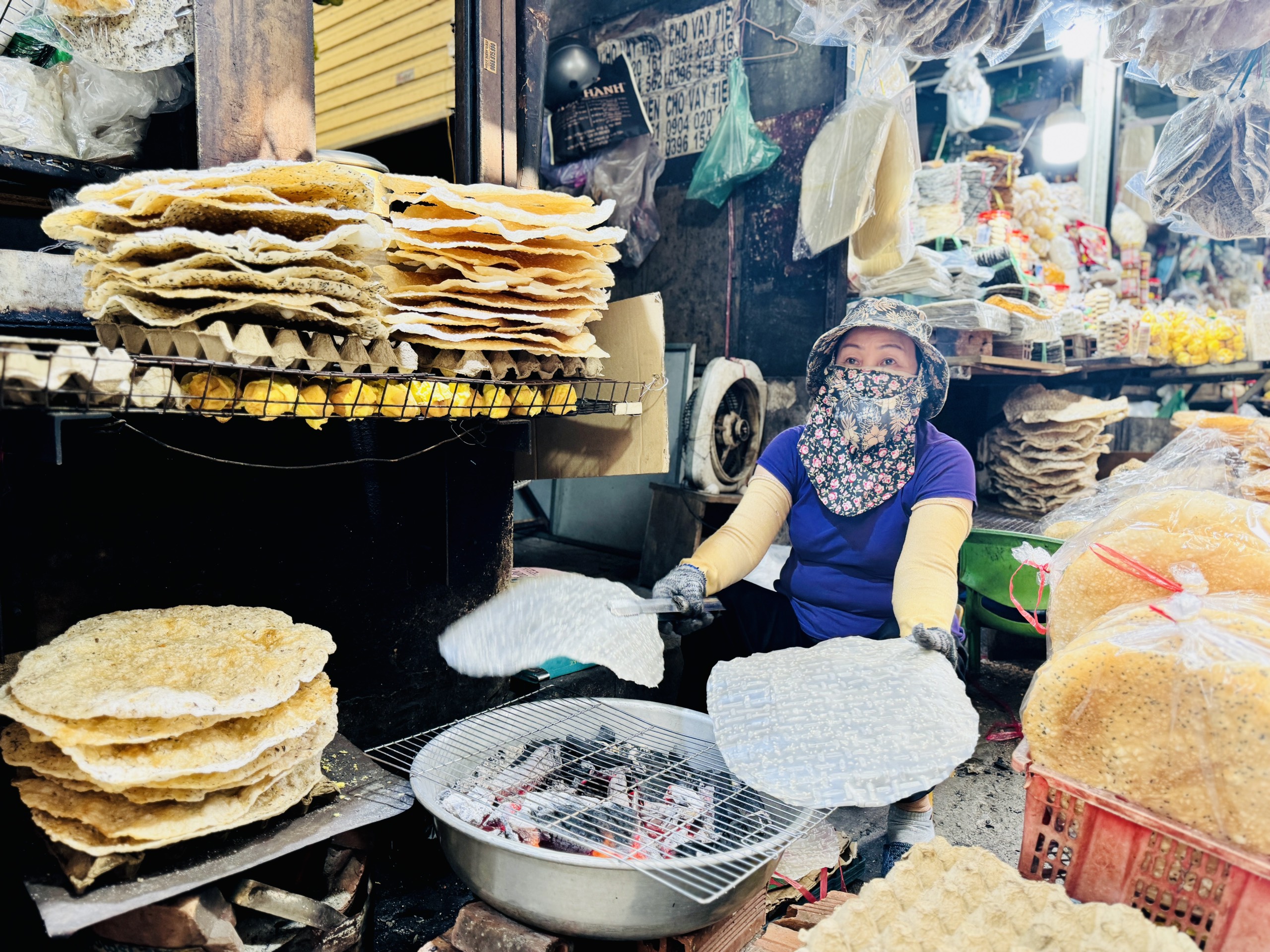 Chợ món Quảng giữa lòng TP.HCM bán mỏi tay ngày tết: Nhiều người mua dù kinh tế eo hẹp- Ảnh 1.