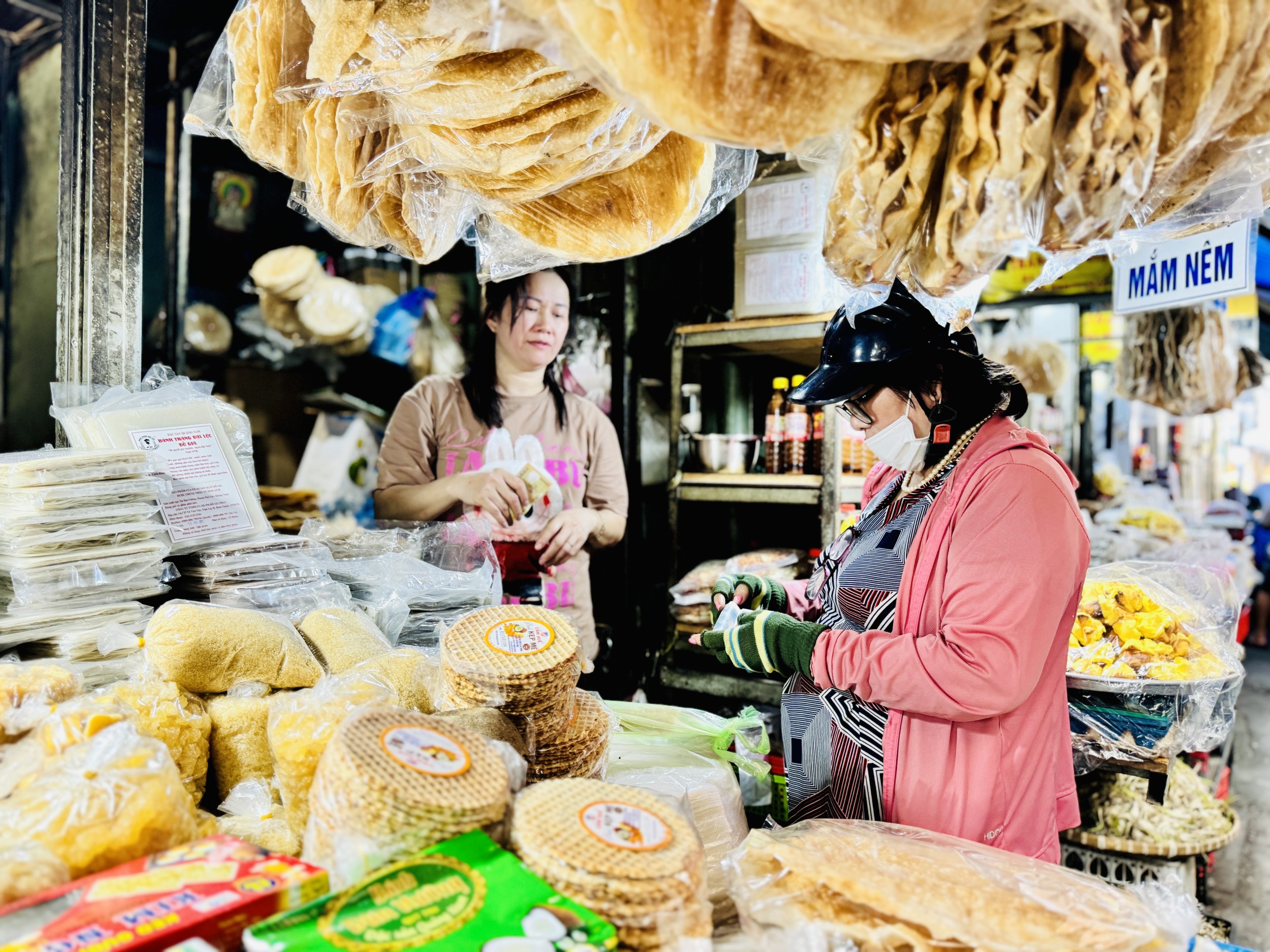 Chợ món Quảng giữa lòng TP.HCM bán mỏi tay ngày tết: Nhiều người mua dù kinh tế eo hẹp- Ảnh 9.